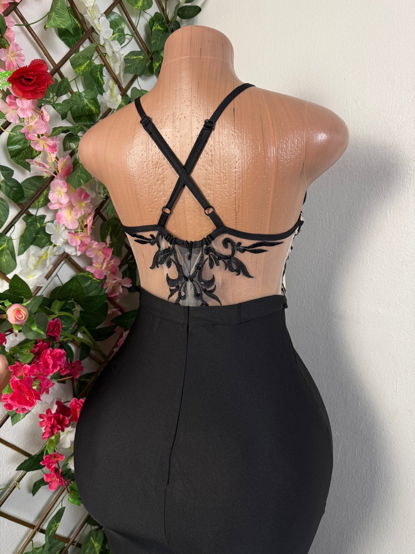 Robe moulante à broderie et dos croisé - Perluna Store - kinshasa