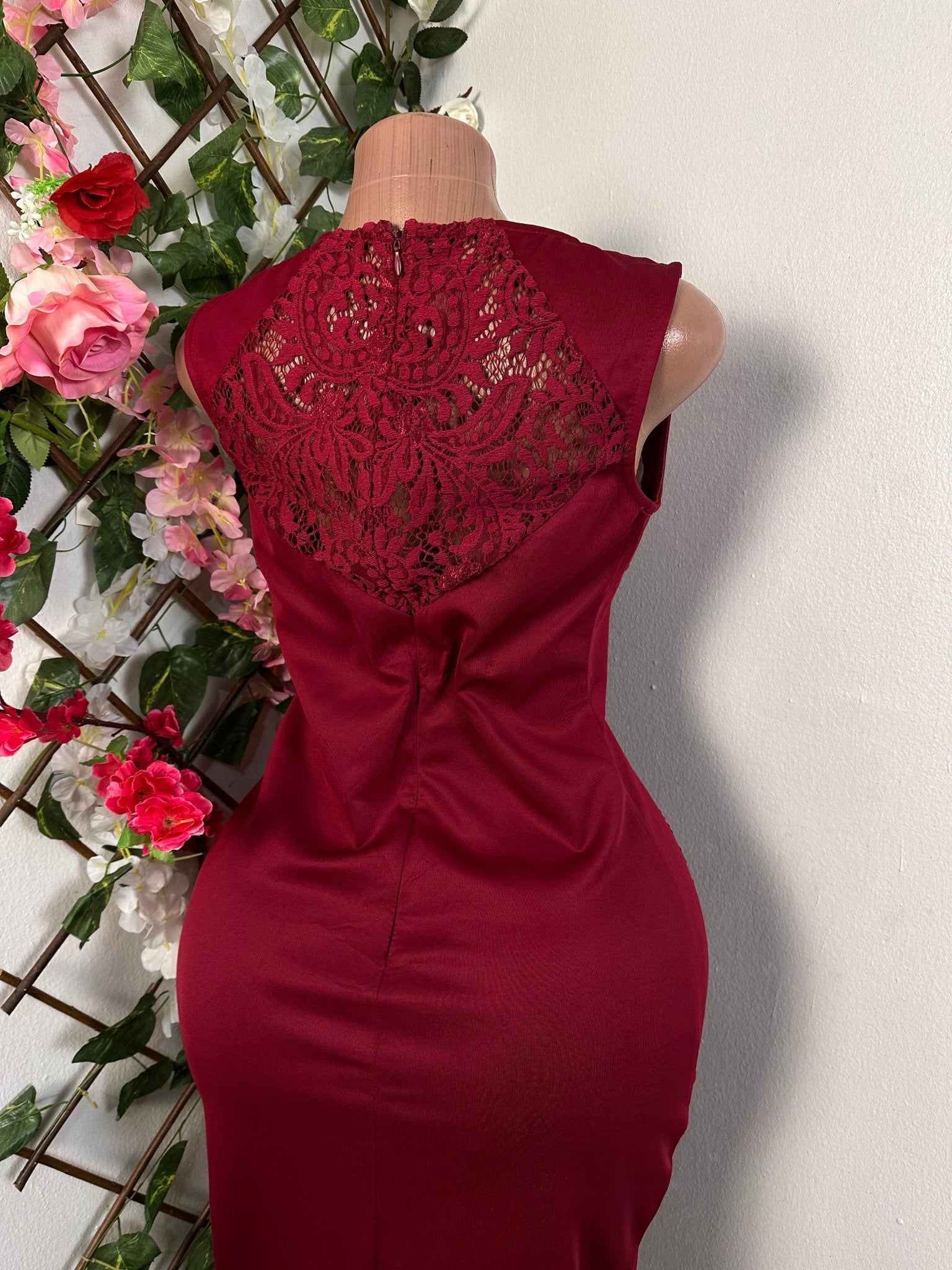 Robe moulante à décolleté rond sans motif brodée - Perluna Store - kinshasa