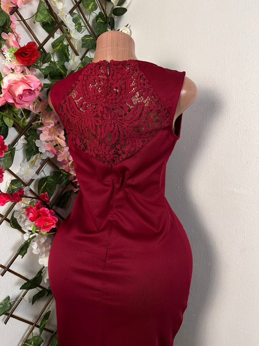 Robe moulante à décolleté rond sans motif brodée - Perluna Store - kinshasa