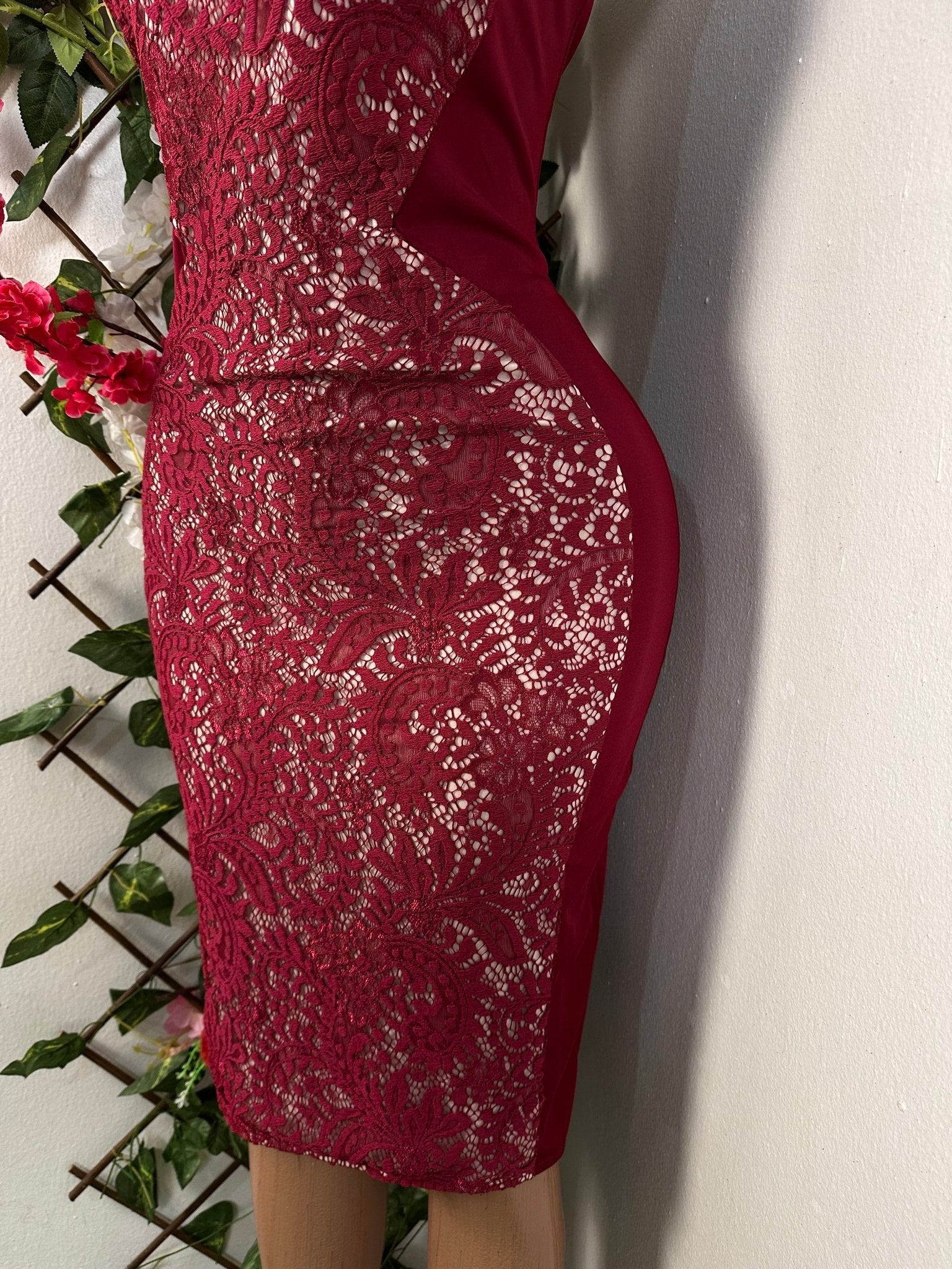 Robe moulante à décolleté rond sans motif brodée - Perluna Store - kinshasa