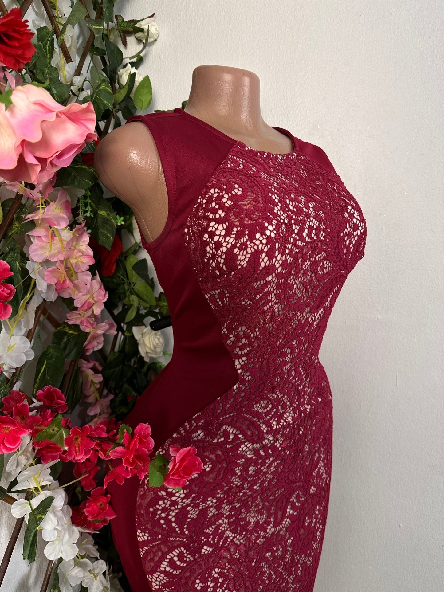 Robe moulante à décolleté rond sans motif brodée - Perluna Store - kinshasa