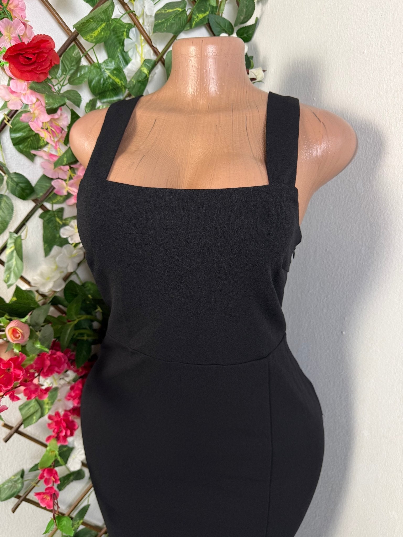 Robe moulante à fente à bretelle  - Perluna Store - kinshasa