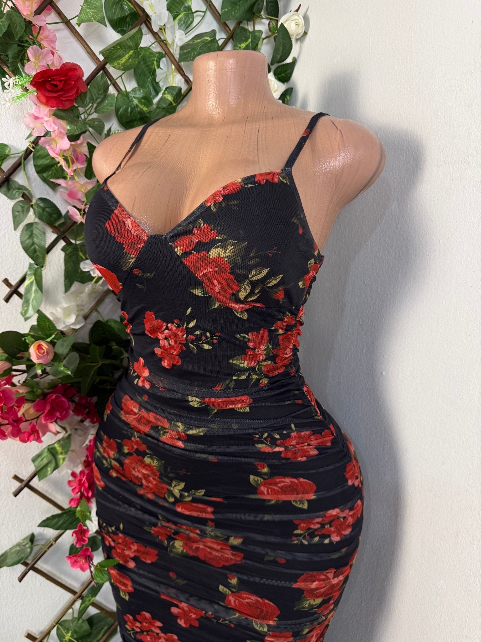 Robe moulante à fine bretelles fleurie - Perluna Store - kinshasa