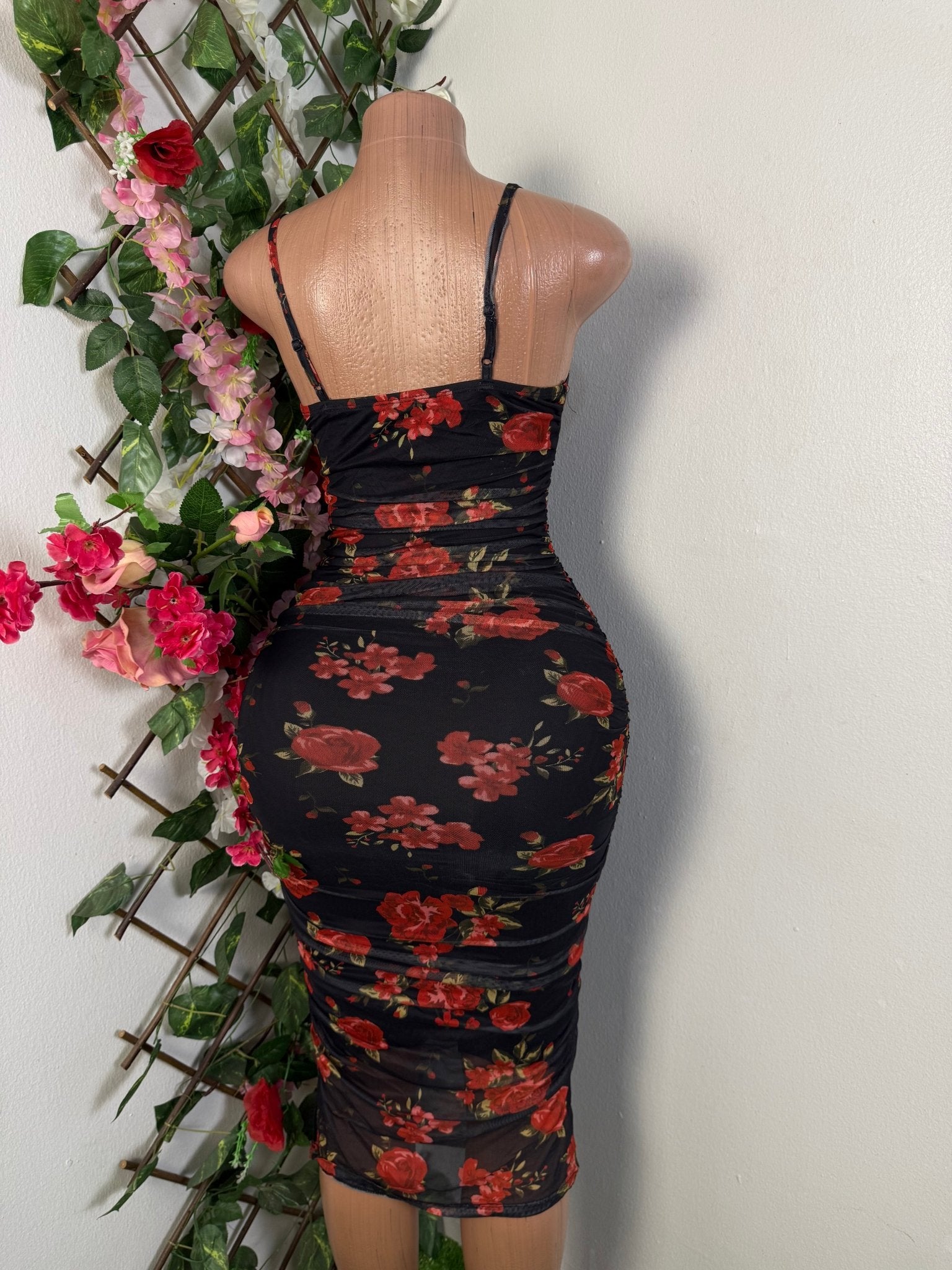 Robe moulante à fine bretelles fleurie - Perluna Store - kinshasa