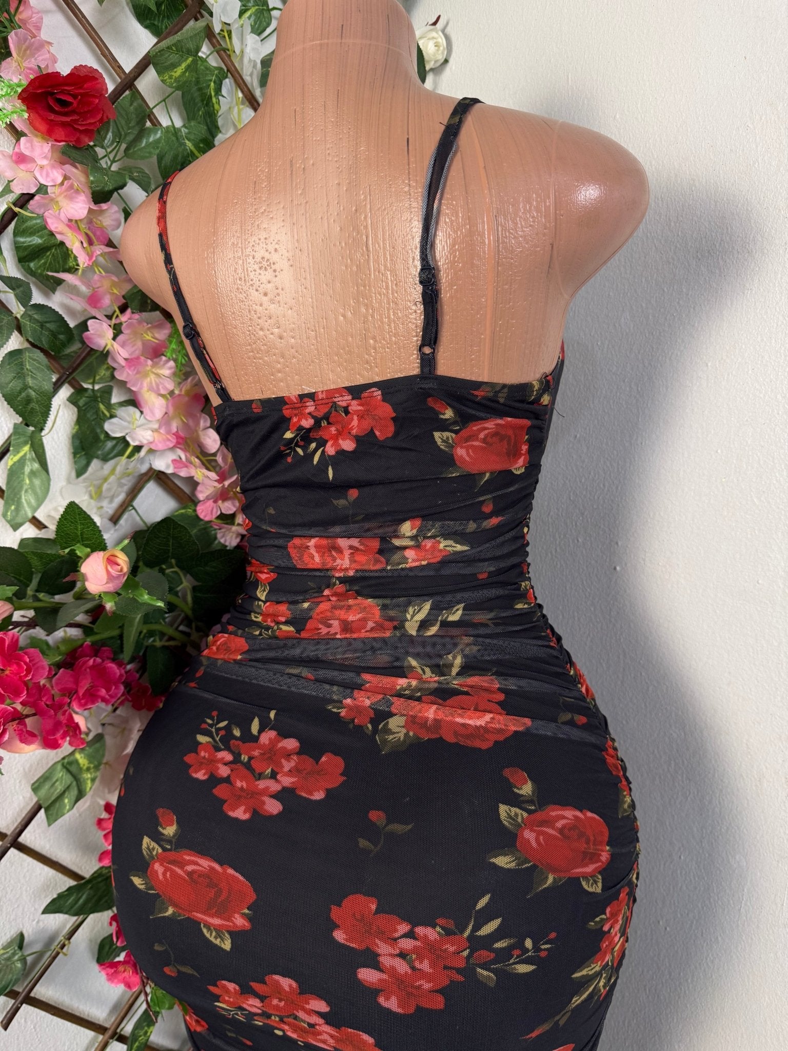 Robe moulante à fine bretelles fleurie - Perluna Store - kinshasa