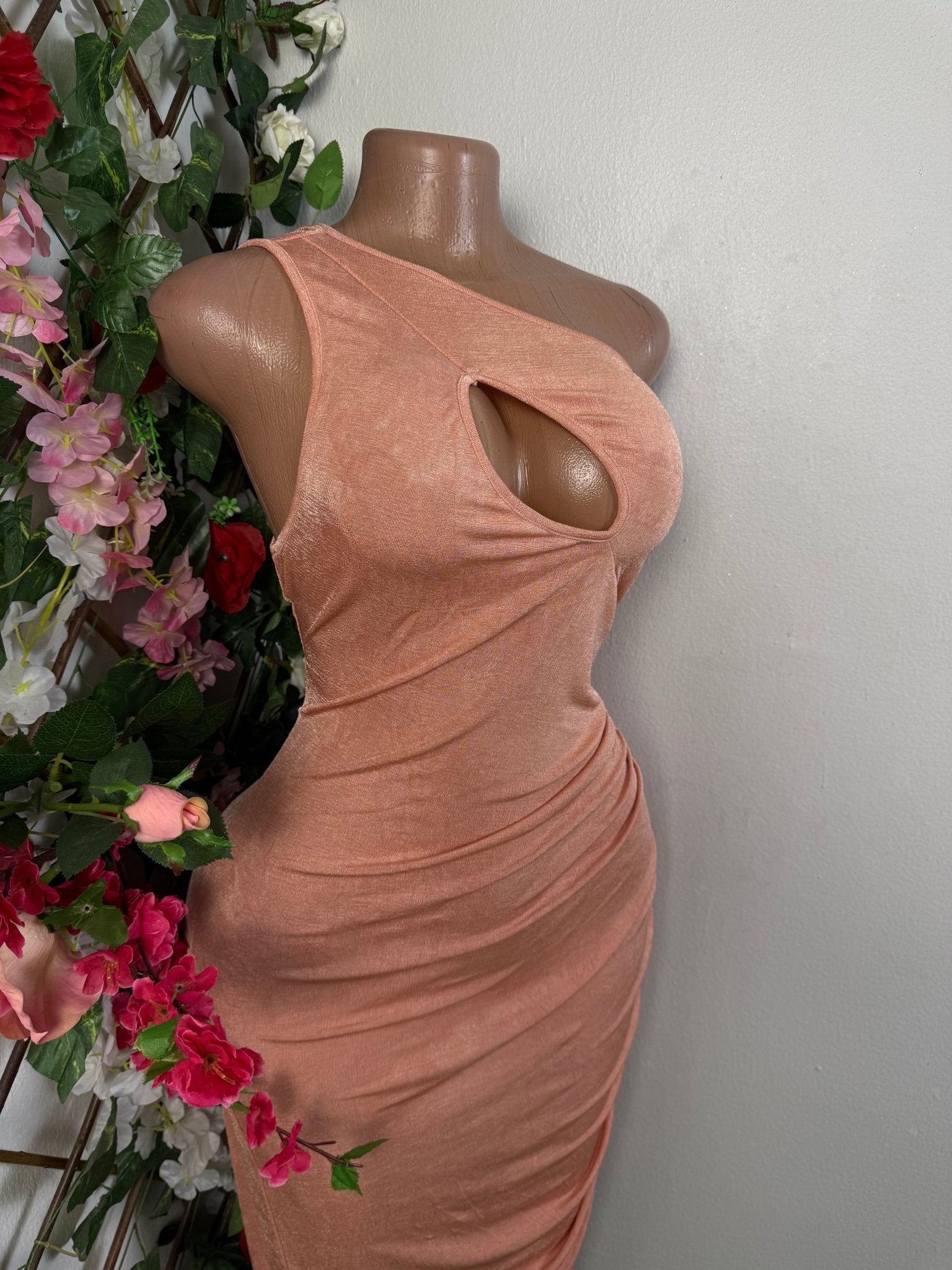 Robe moulante a une épaule avec fente - Perluna Store - kinshasa