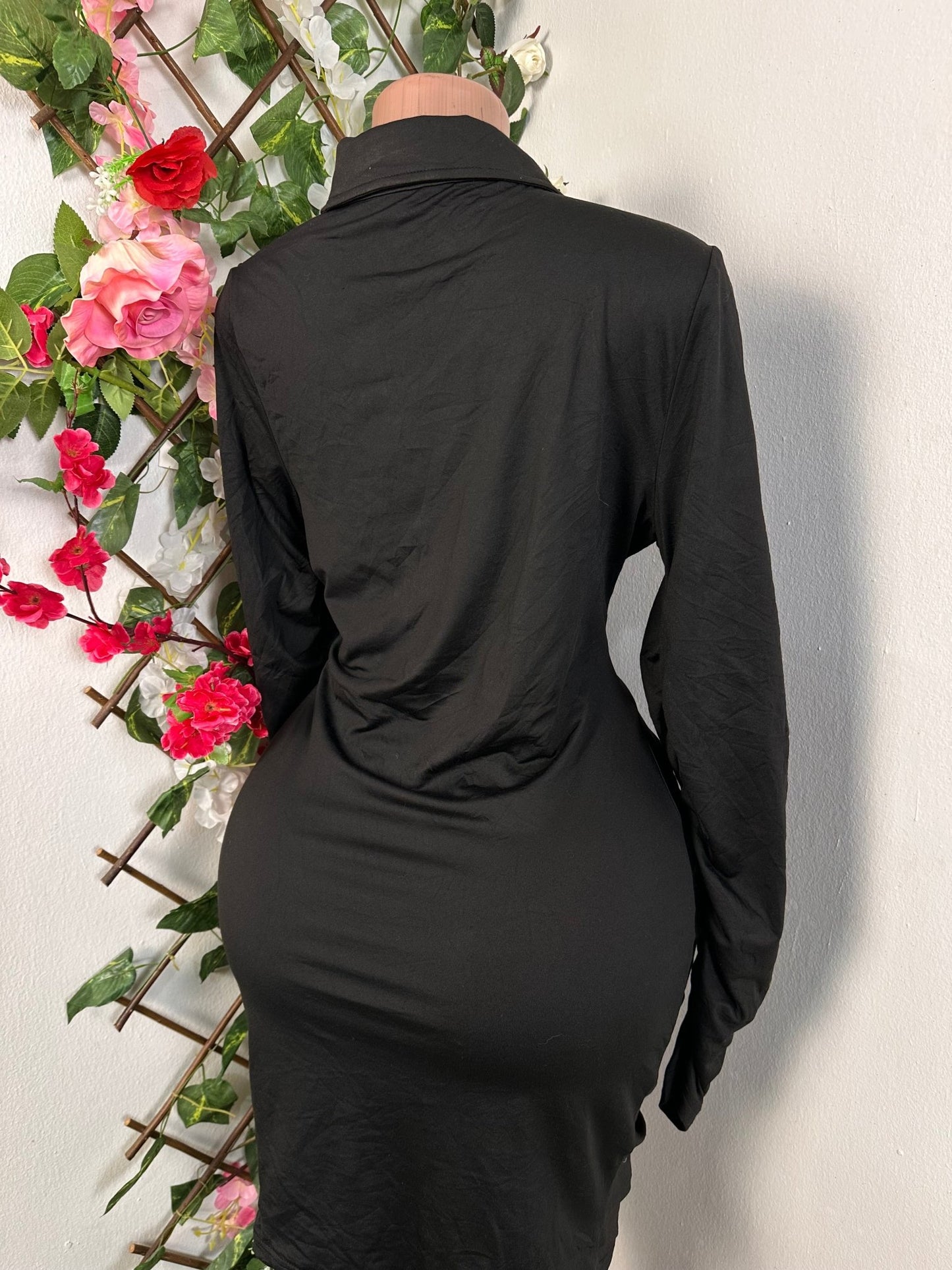 Robe moulante avec fermeture à bouton manche longue colle chemise - Perluna Store - kinshasa