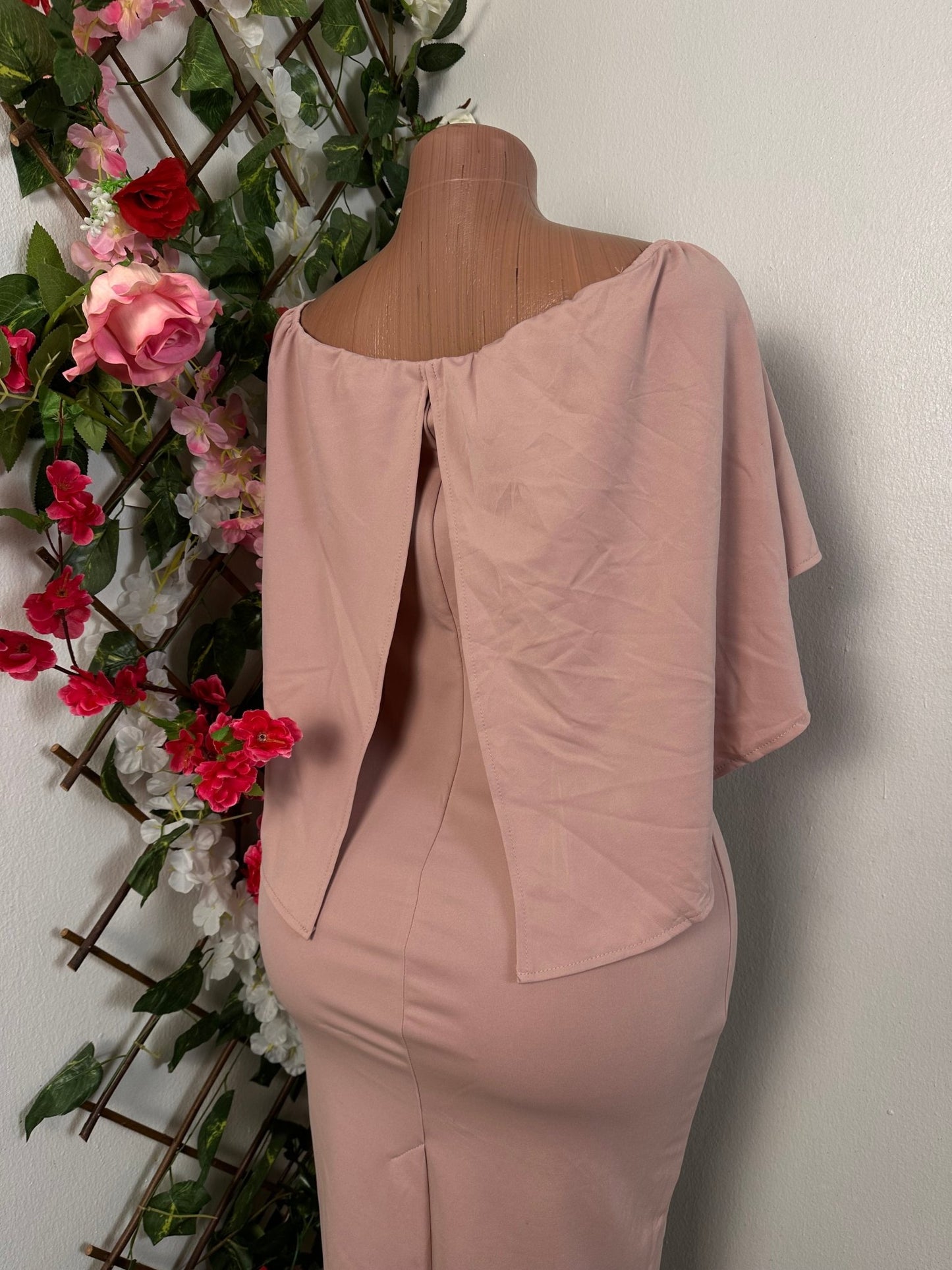 Robe moulante Avec large décolleté volant sans manche - Perluna Store - kinshasa