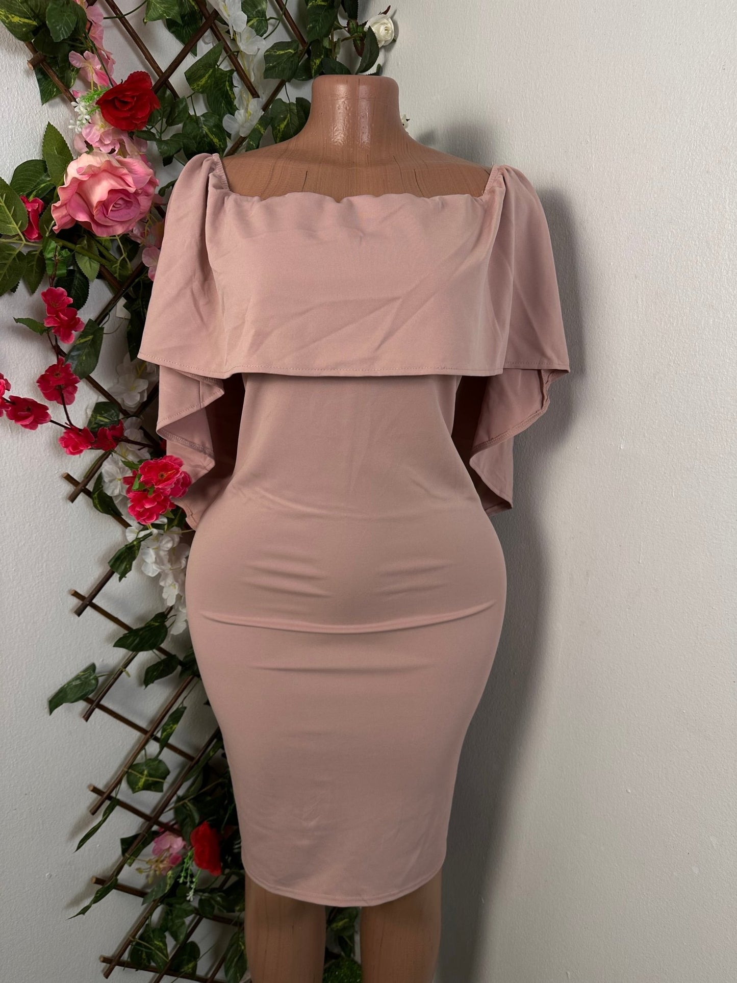 Robe moulante Avec large décolleté volant sans manche - Perluna Store - kinshasa