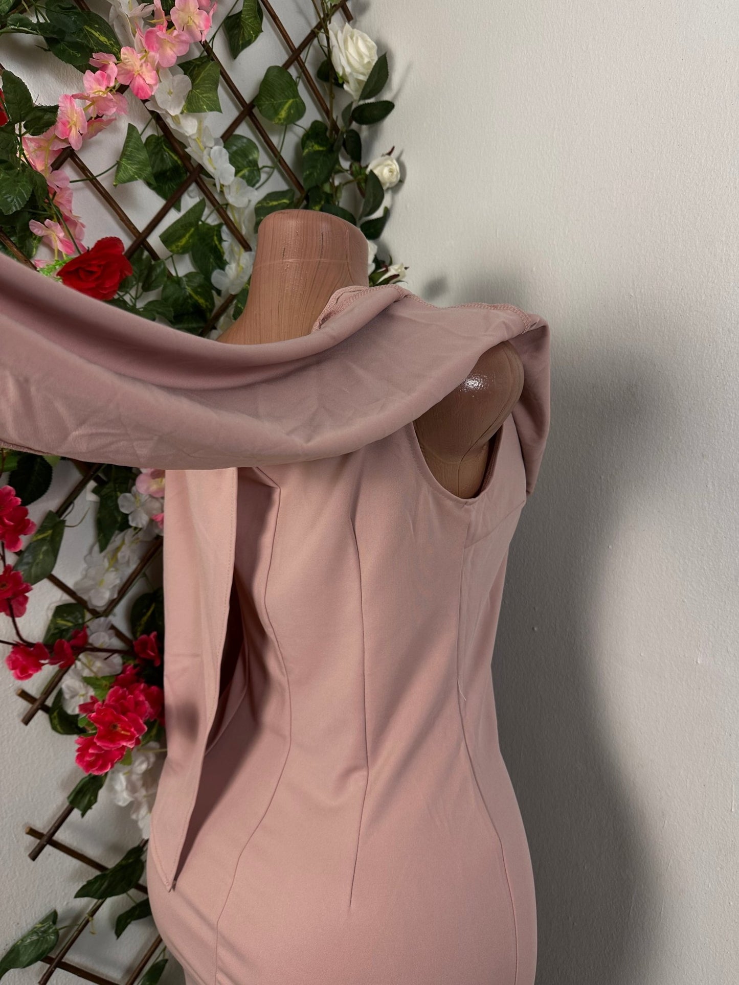 Robe moulante Avec large décolleté volant sans manche - Perluna Store - kinshasa