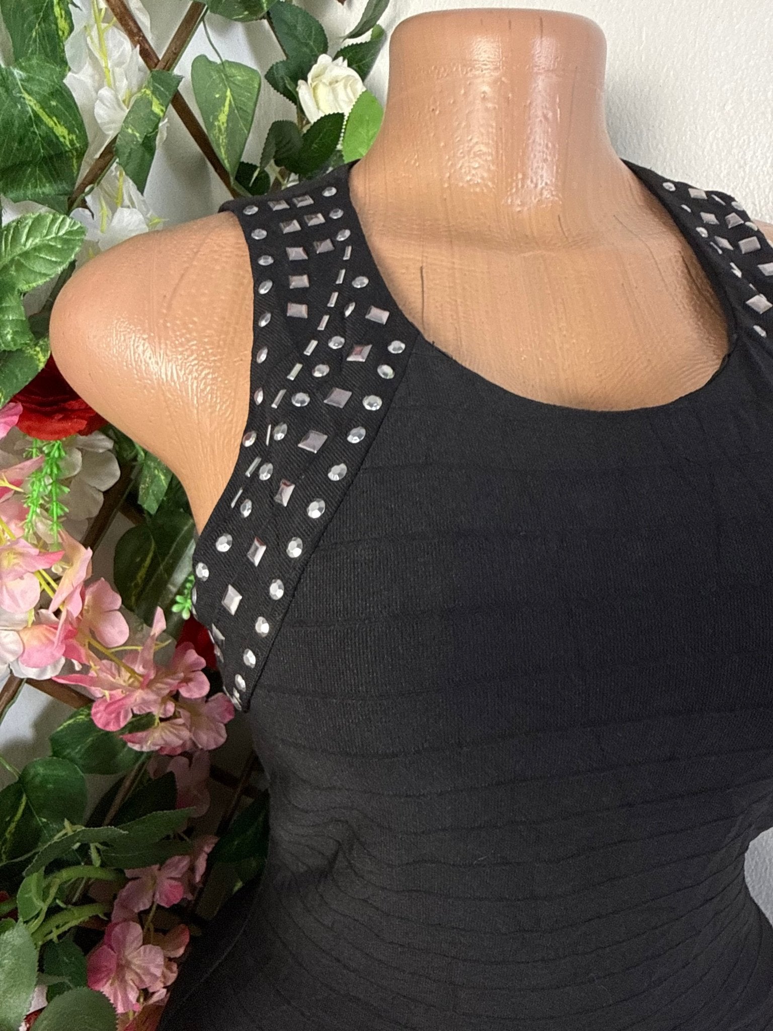 Robe moulante colle rond sans manche - Perluna Store - kinshasa