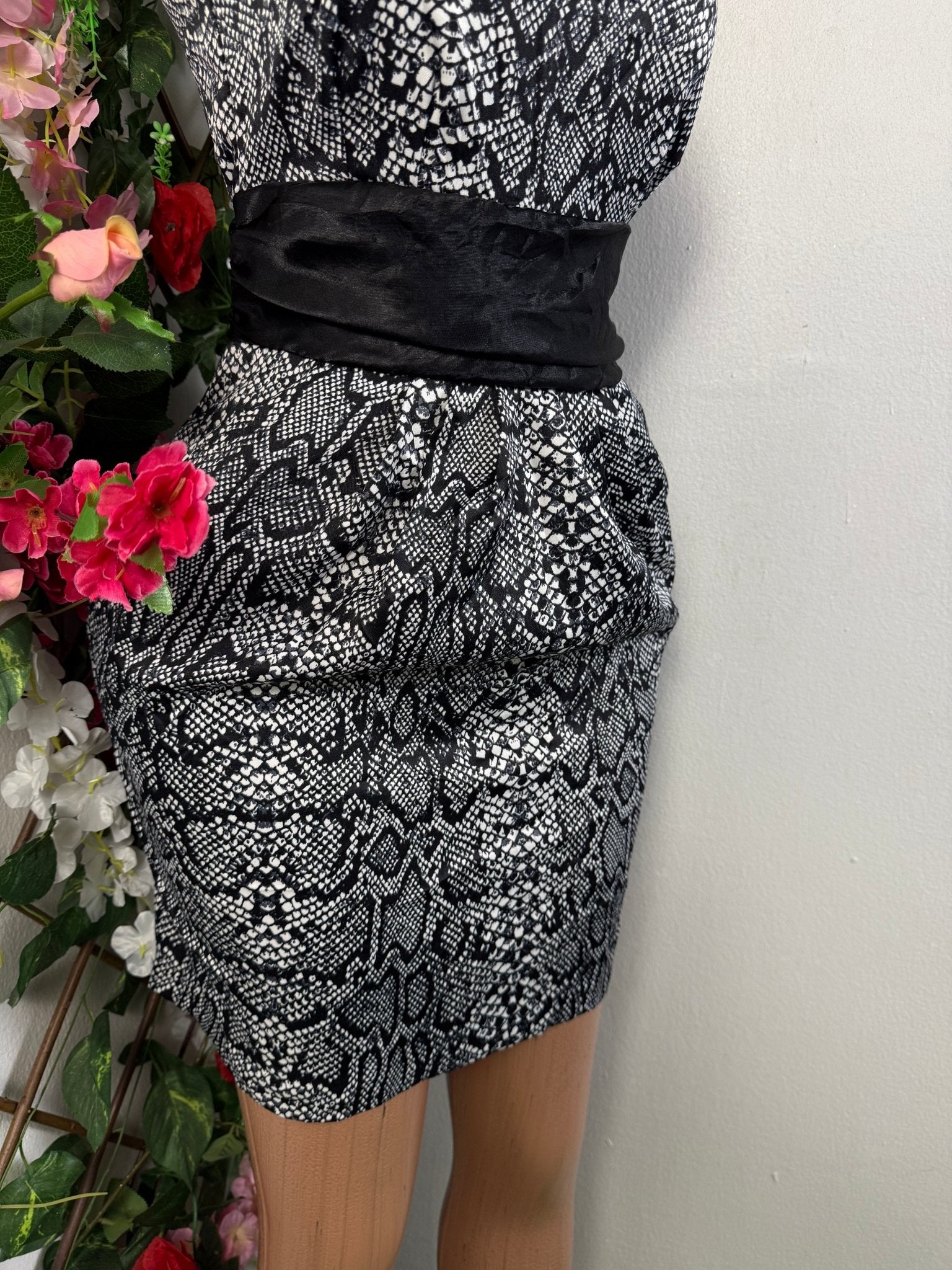 Robe moulante courte a noeud - Perluna Store - kinshasa