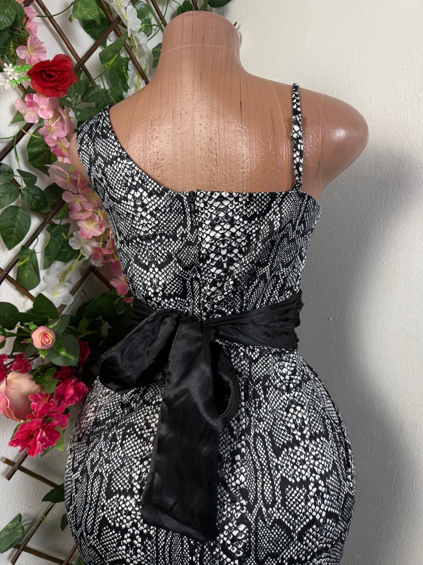 Robe moulante courte a noeud - Perluna Store - kinshasa