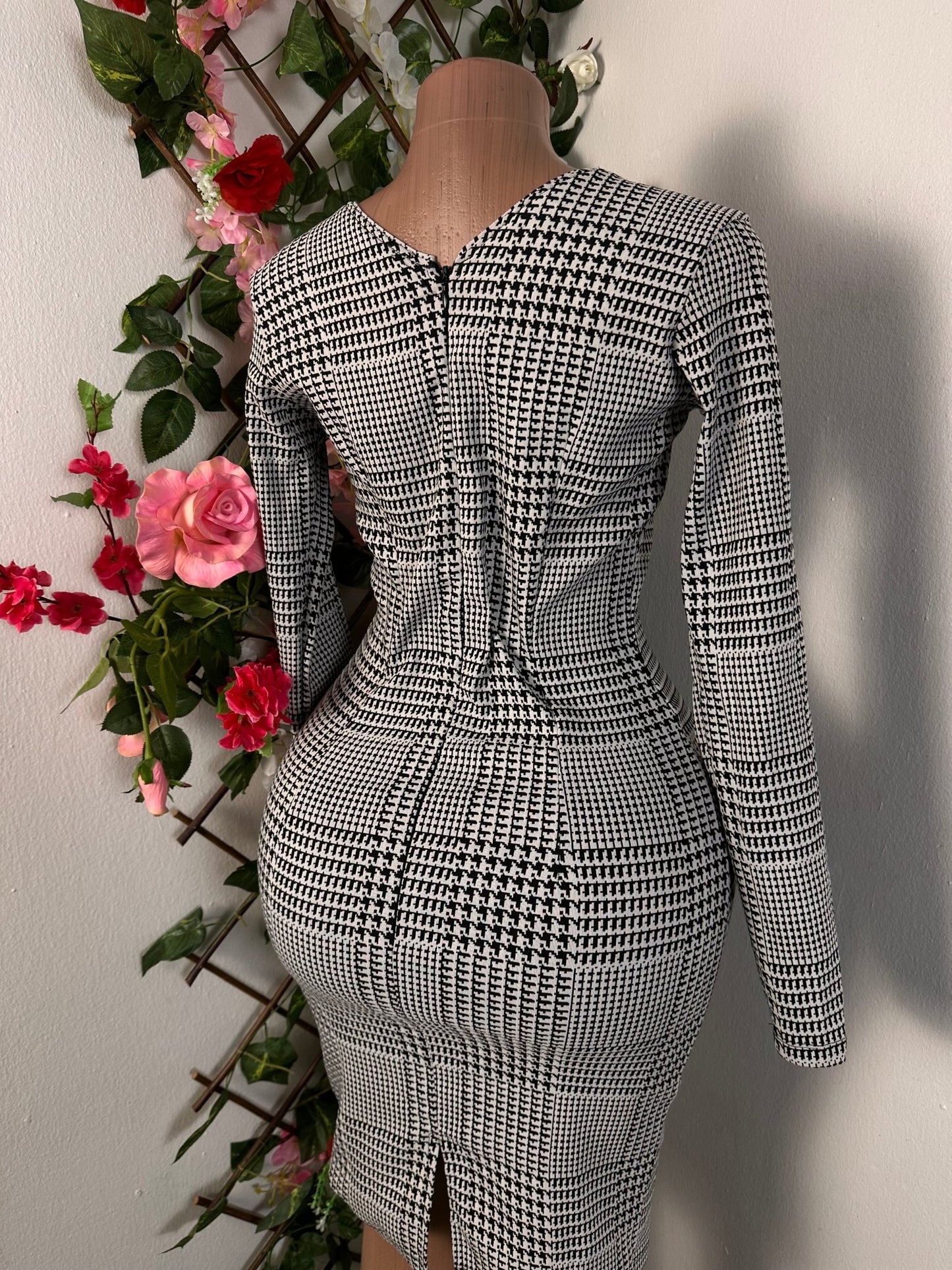 Robe moulante courte décollecté en U et manche longue - Perluna Store - kinshasa