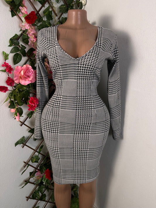 Robe moulante courte décollecté en U et manche longue - Perluna Store - kinshasa