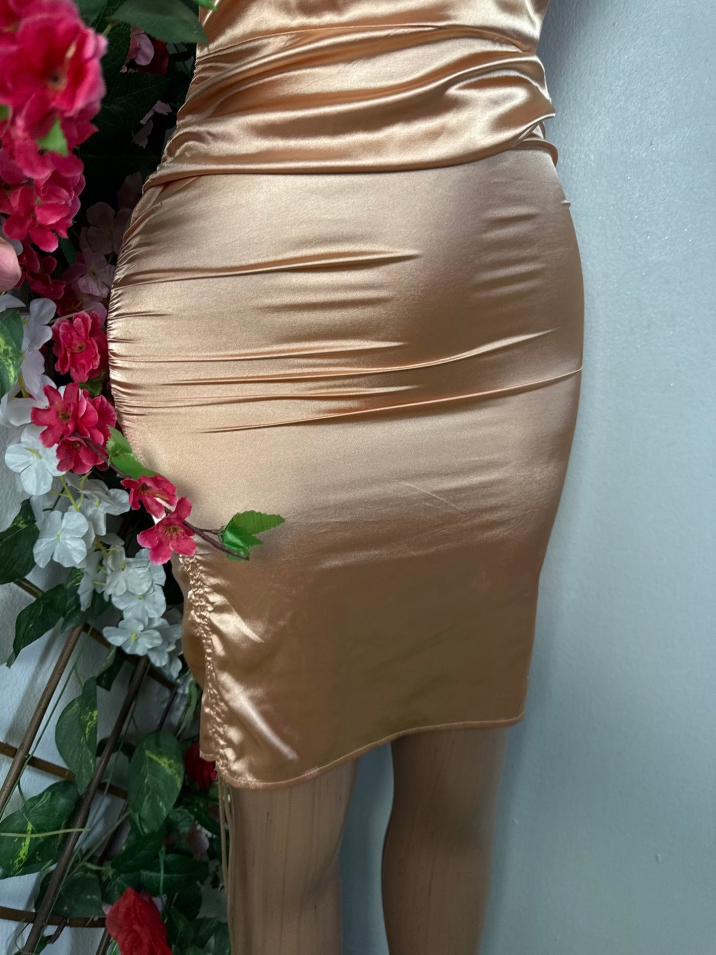Robe moulante courte en satin - Perluna Store - kinshasa