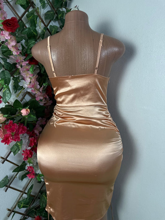 Robe moulante courte en satin - Perluna Store - kinshasa