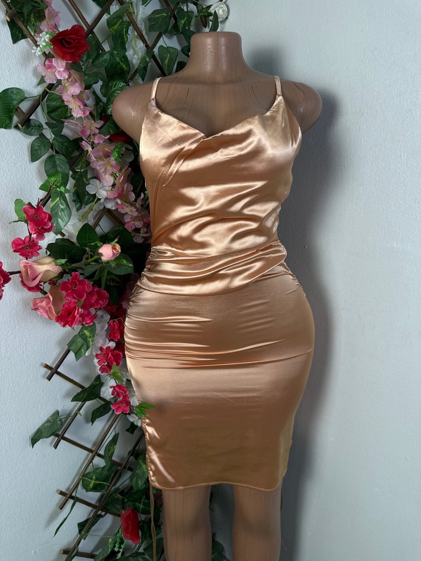 Robe moulante courte en satin - Perluna Store - kinshasa