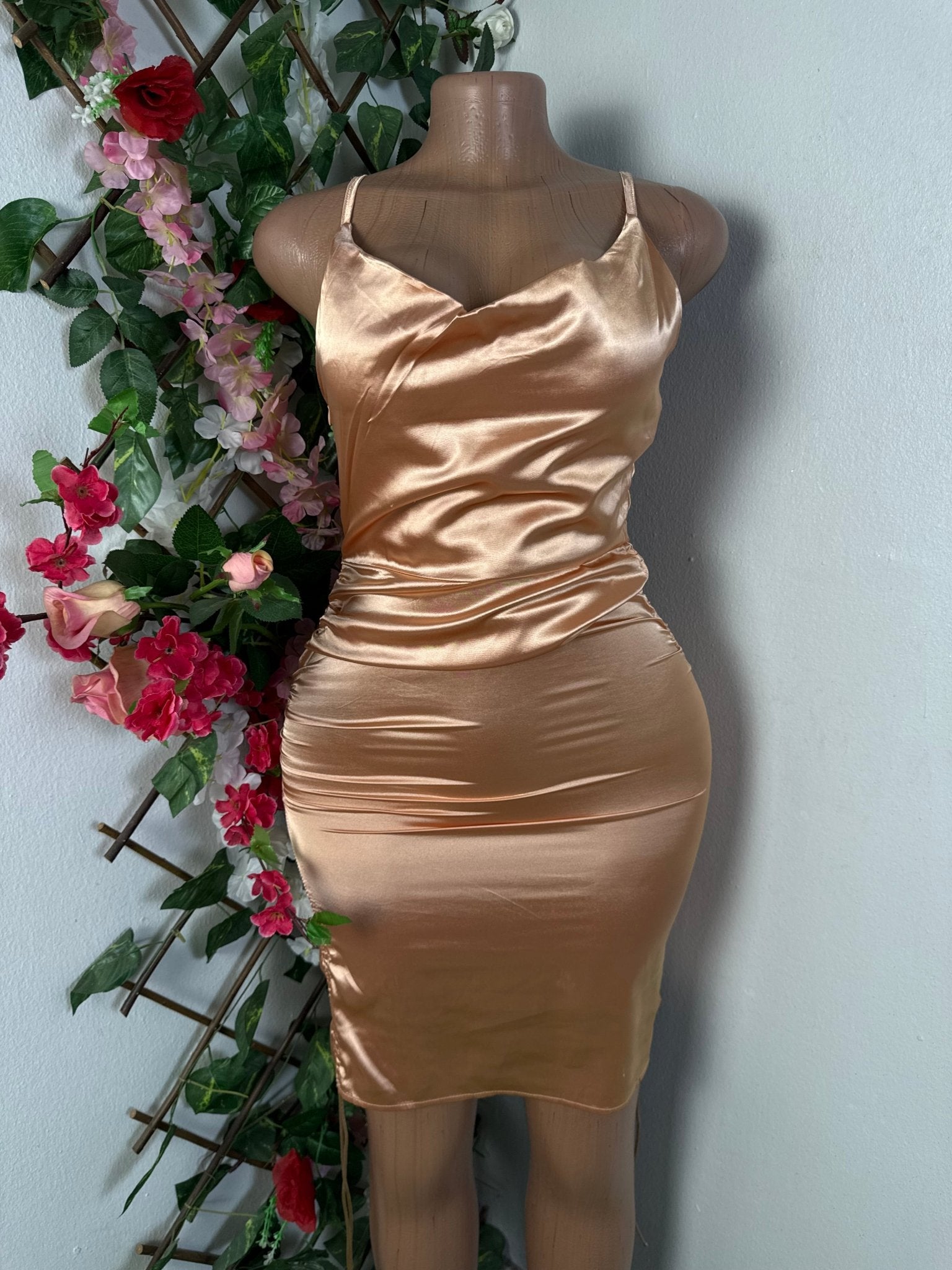 Robe moulante courte en satin - Perluna Store - kinshasa