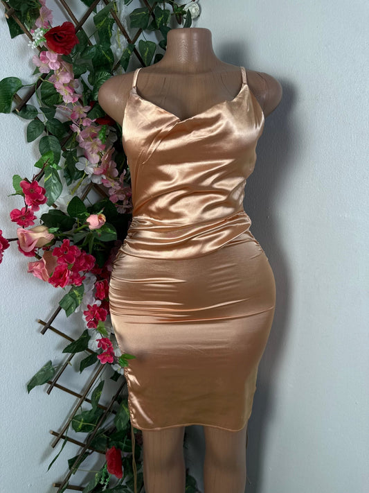 Robe moulante courte en satin - Perluna Store - kinshasa