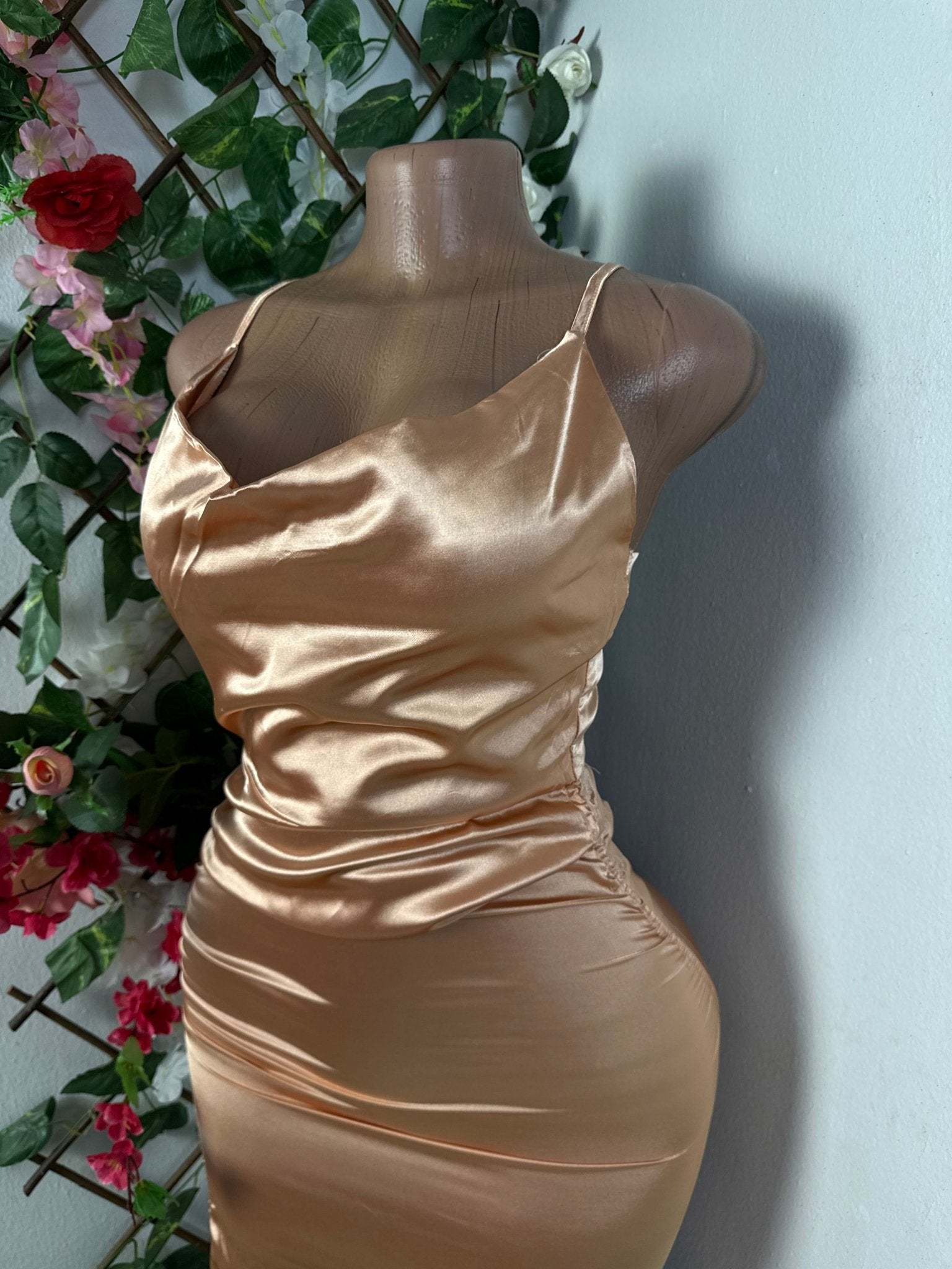 Robe moulante courte en satin - Perluna Store - kinshasa