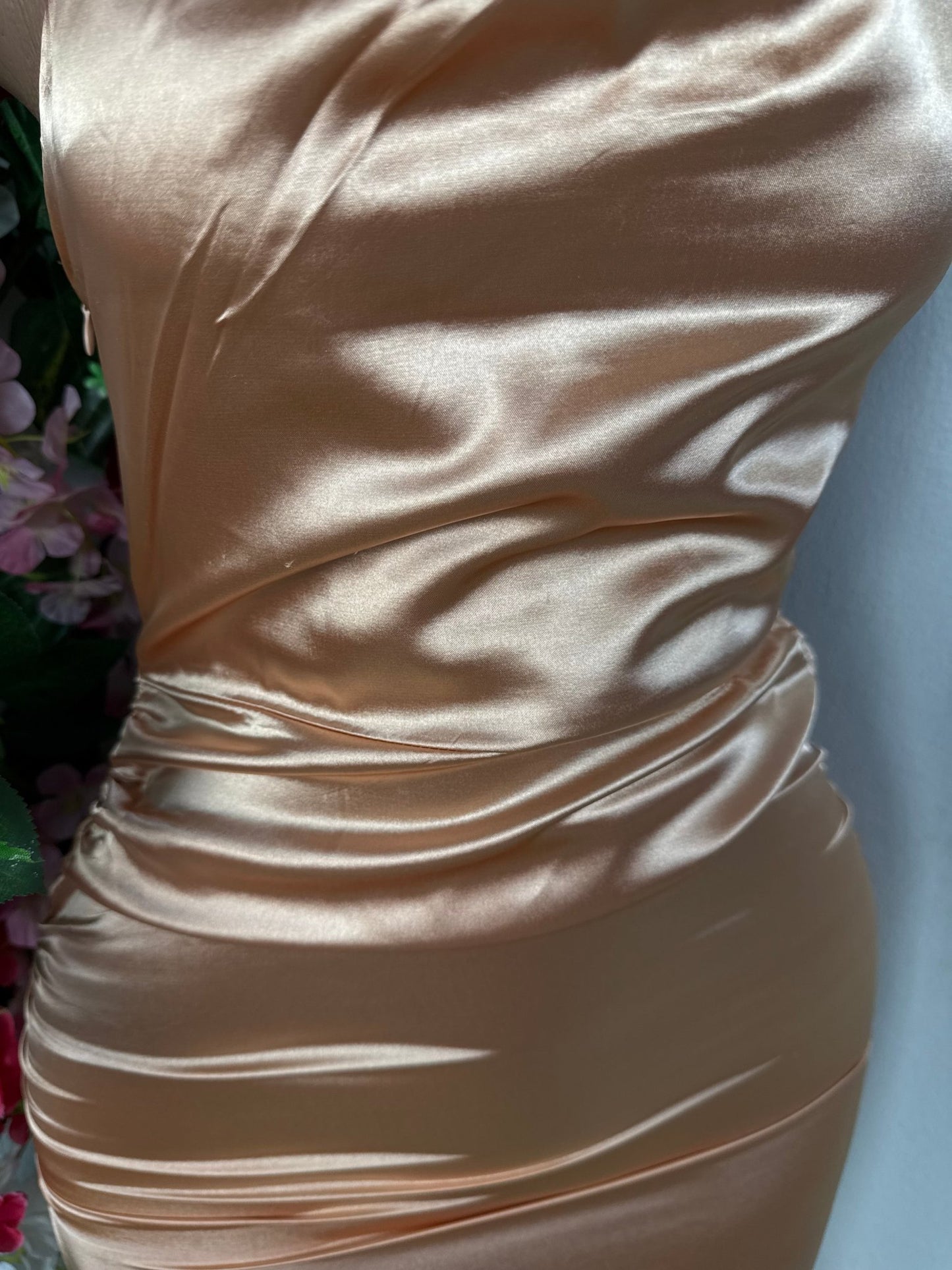 Robe moulante courte en satin - Perluna Store - kinshasa