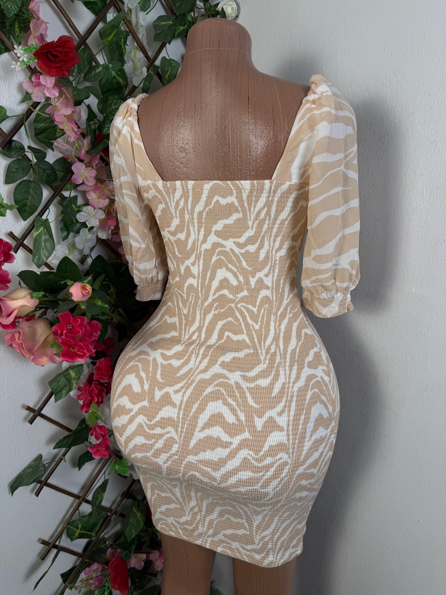 Robe moulante courte manche bouffante  - Perluna Store - kinshasa