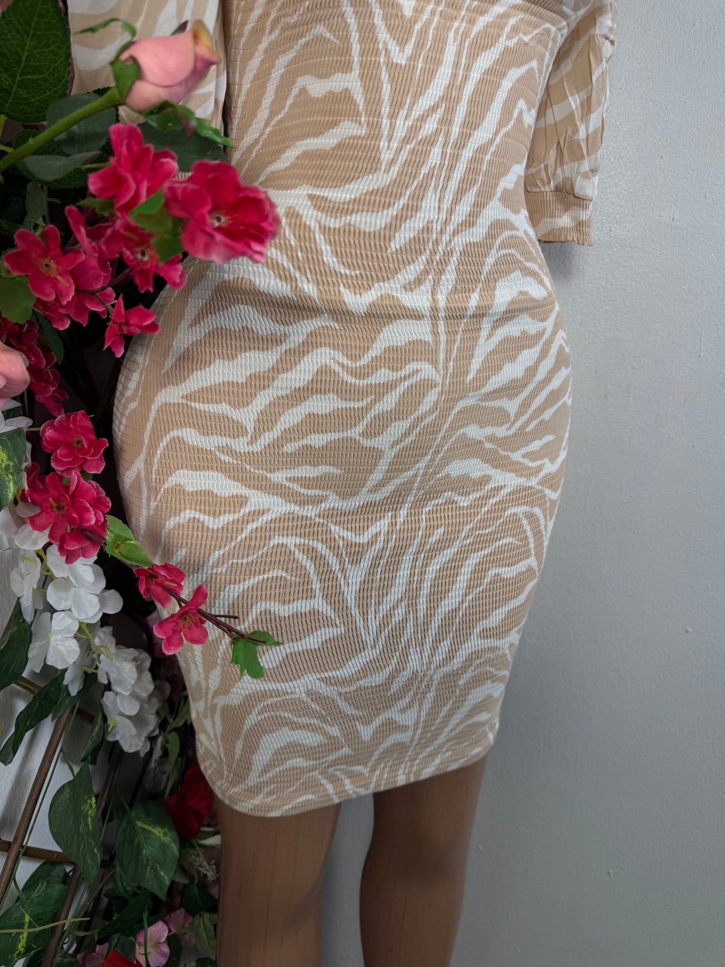 Robe moulante courte manche bouffante  - Perluna Store - kinshasa