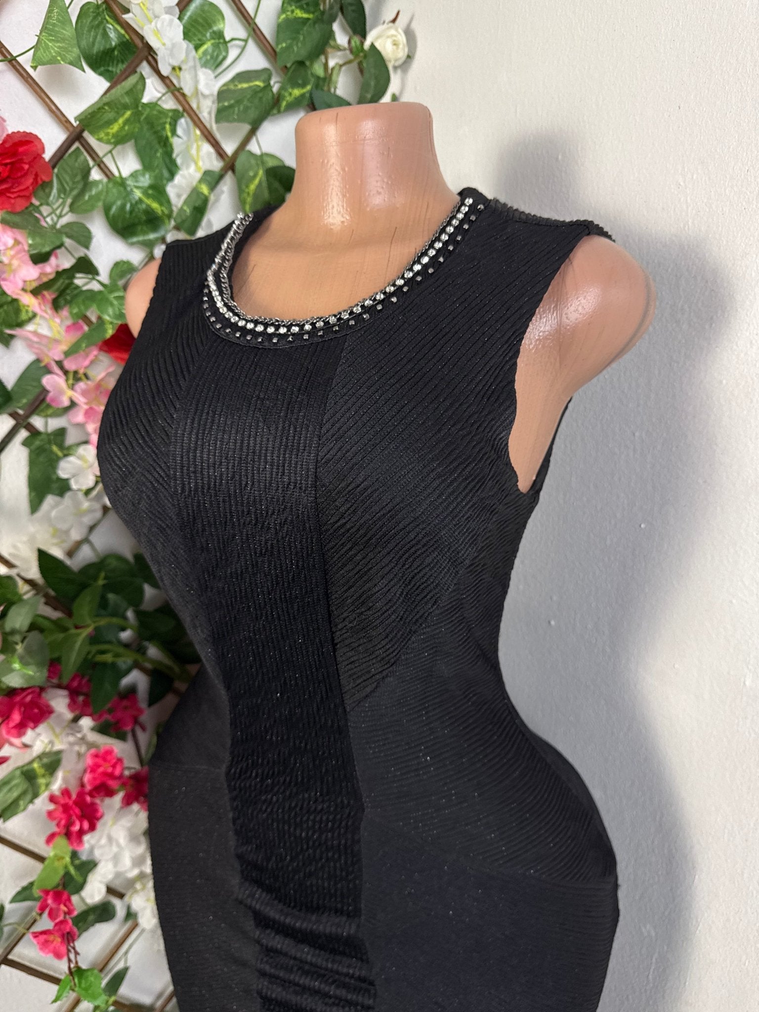 Robe moulante courte sans manche  - Perluna Store - kinshasa