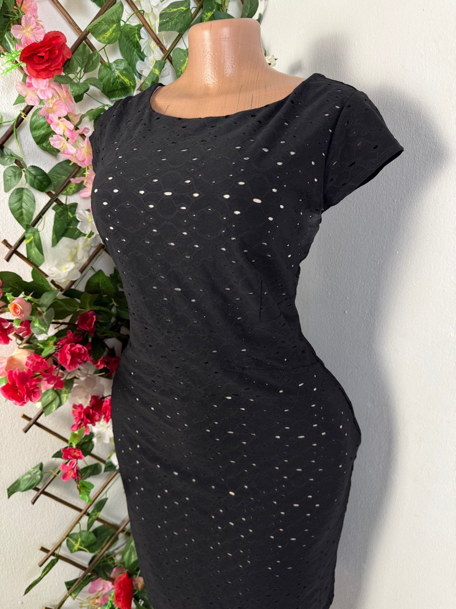 Robe moulante courte sans manche - Perluna Store - kinshasa