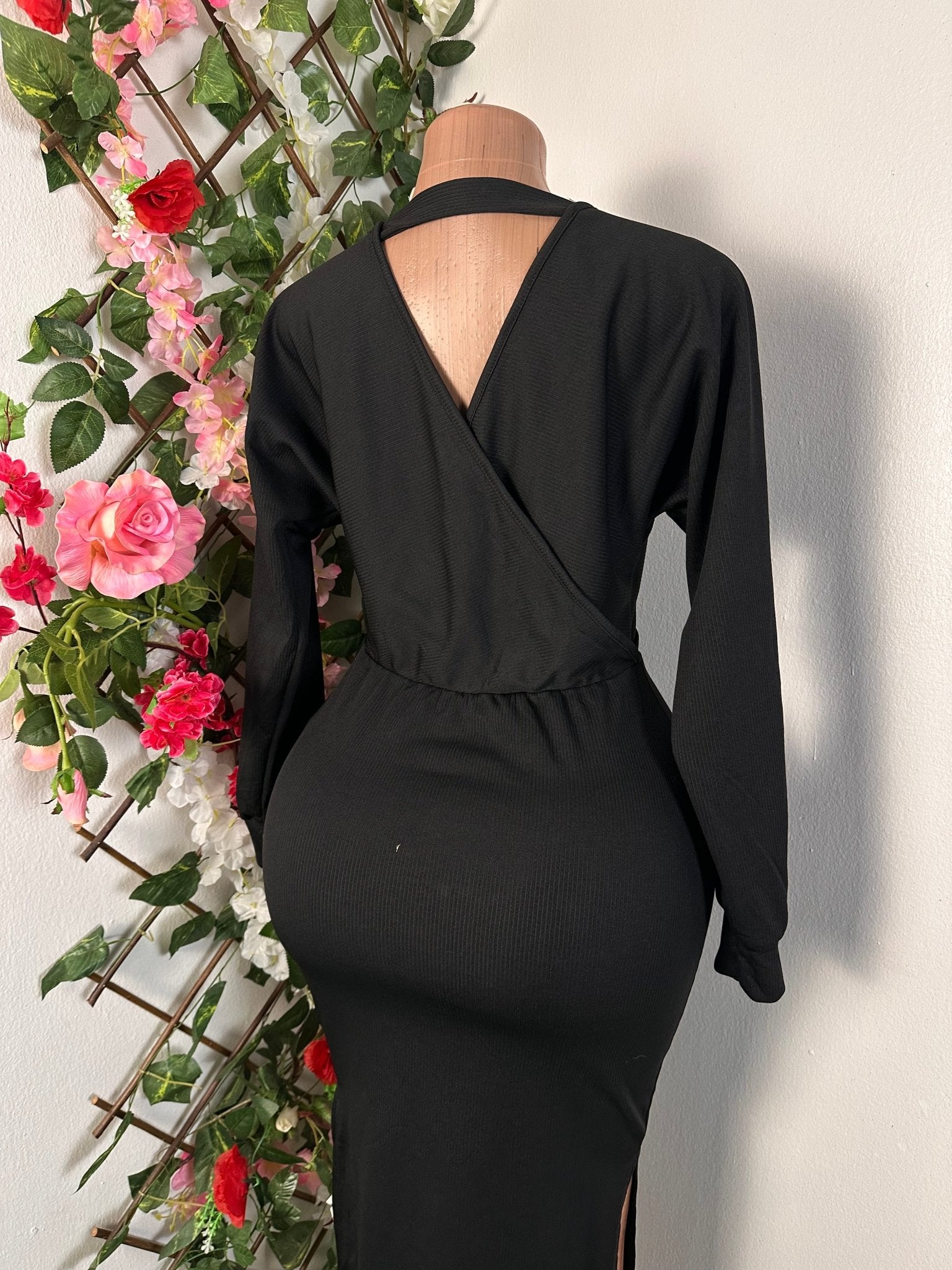 Robe moulante croisée mi longue à manches longue et décollecté v - Perluna Store - kinshasa