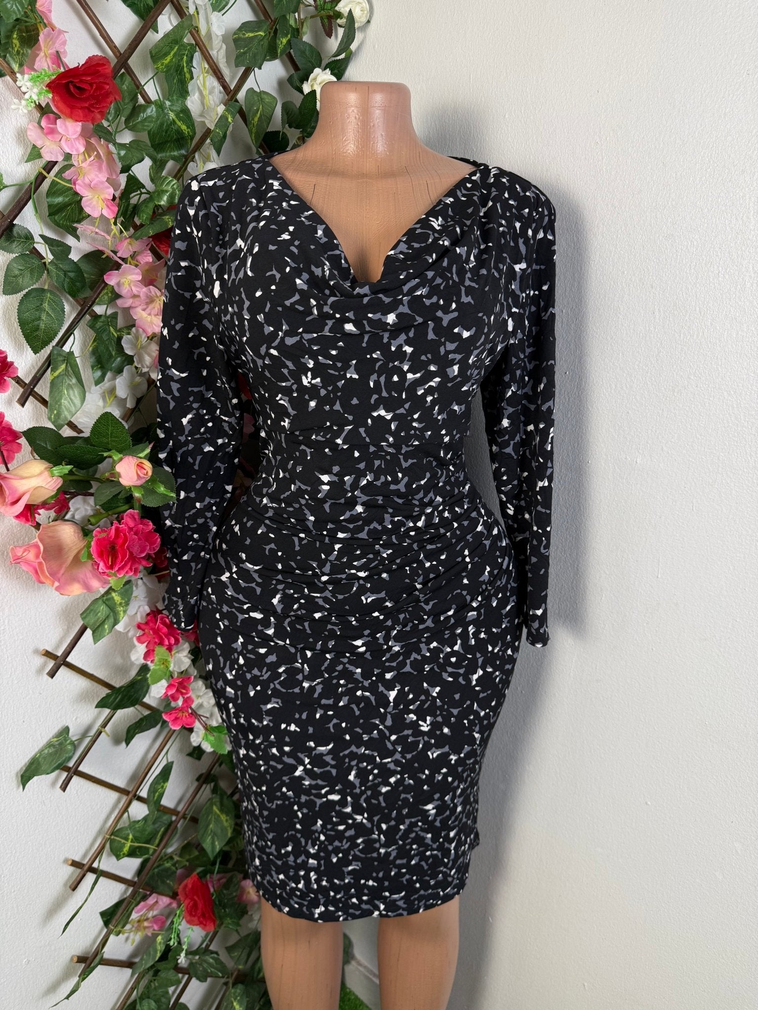 Robe moulante décollectée drapée longue manches - Perluna Store - kinshasa