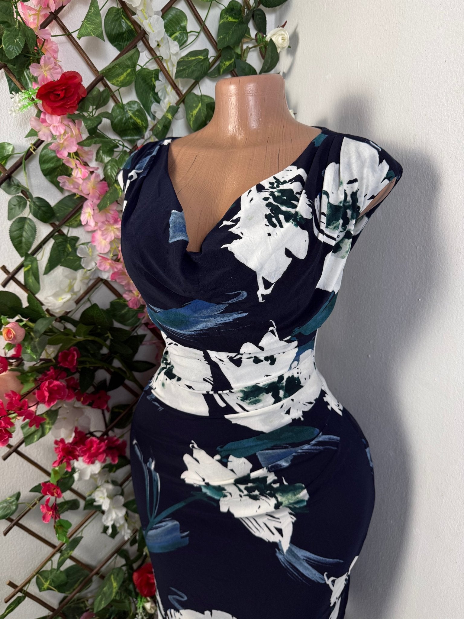 Robe moulante décolleté drapée - Perluna Store - kinshasa