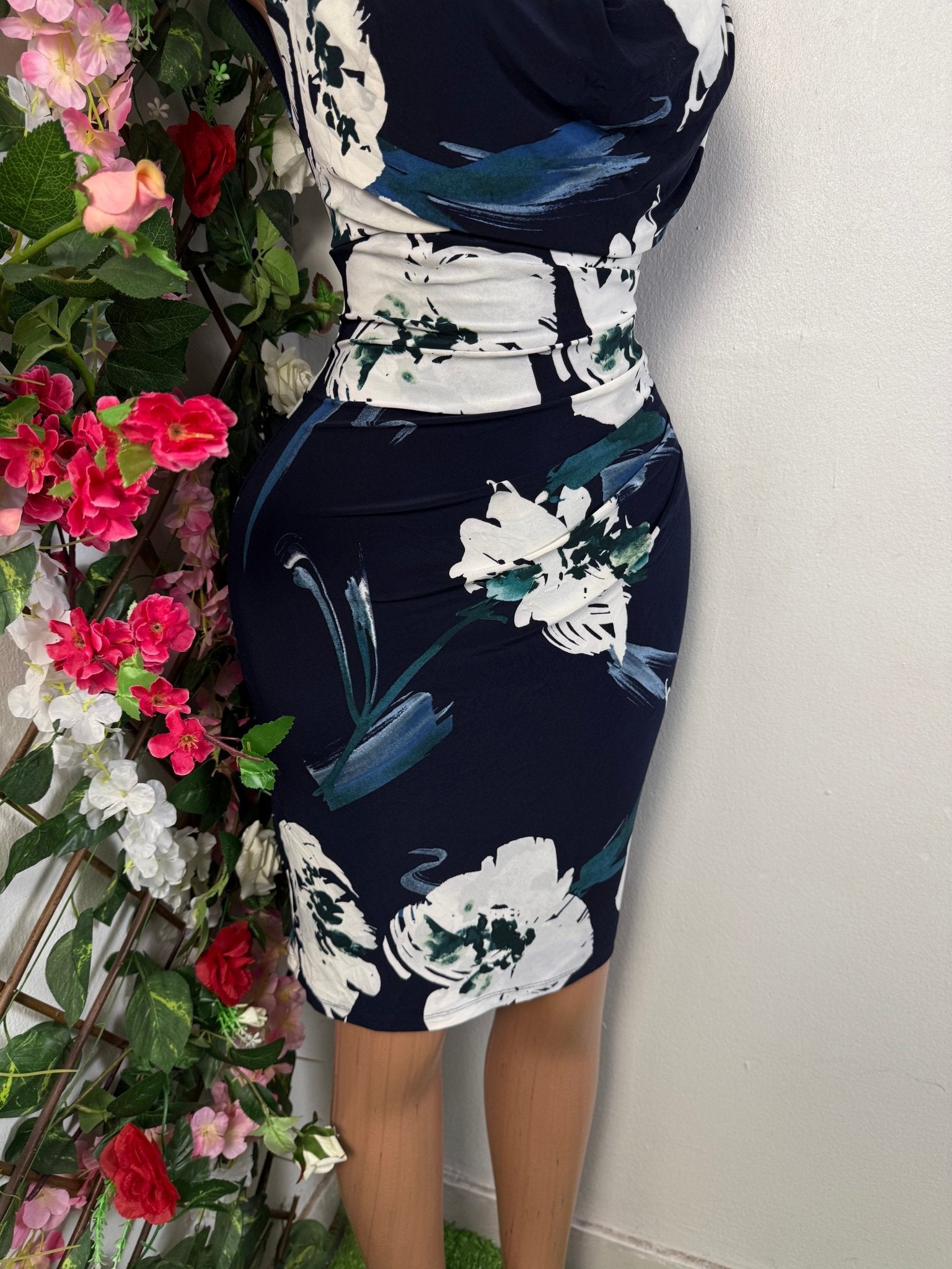 Robe moulante décolleté drapée - Perluna Store - kinshasa