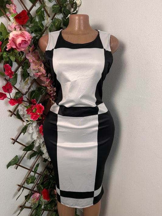 Robe moulante deux temps sans manche colle en U - Perluna Store - kinshasa