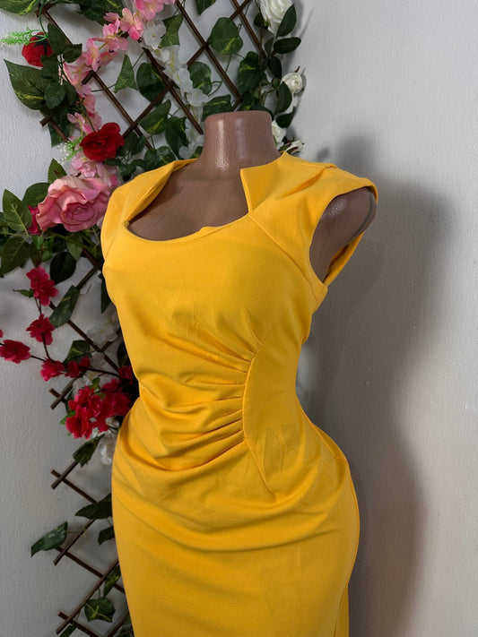 Robe moulante élégante avec un jolie décollecté très particulier - Perluna Store - kinshasa