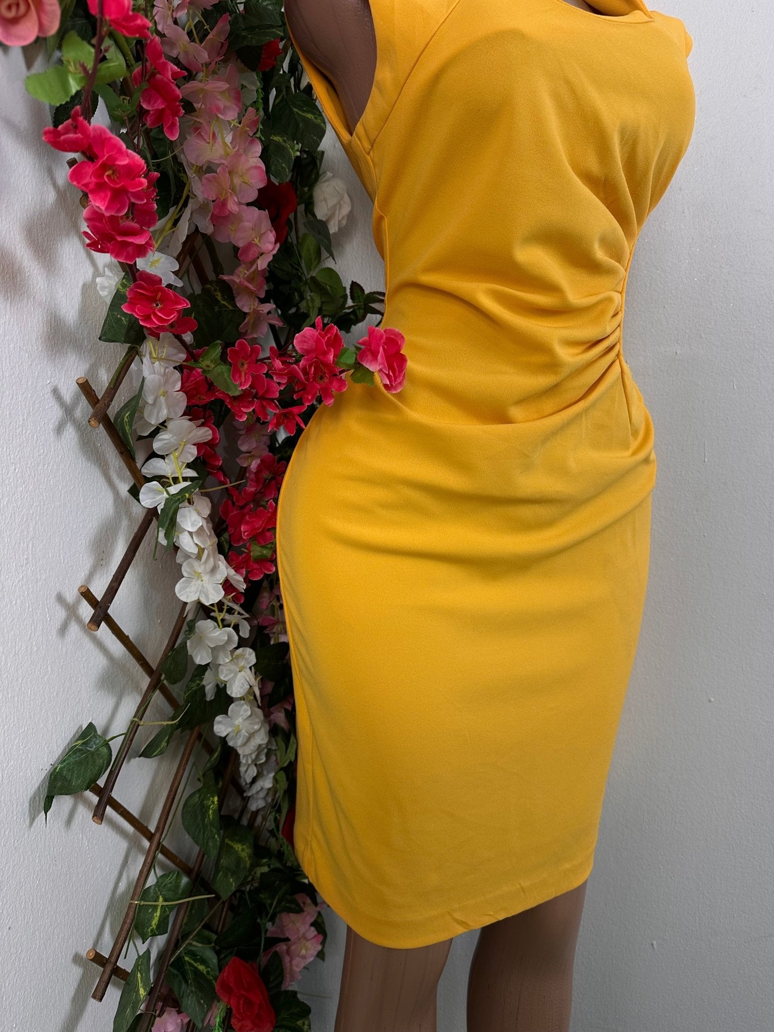 Robe moulante élégante avec un jolie décollecté très particulier - Perluna Store - kinshasa