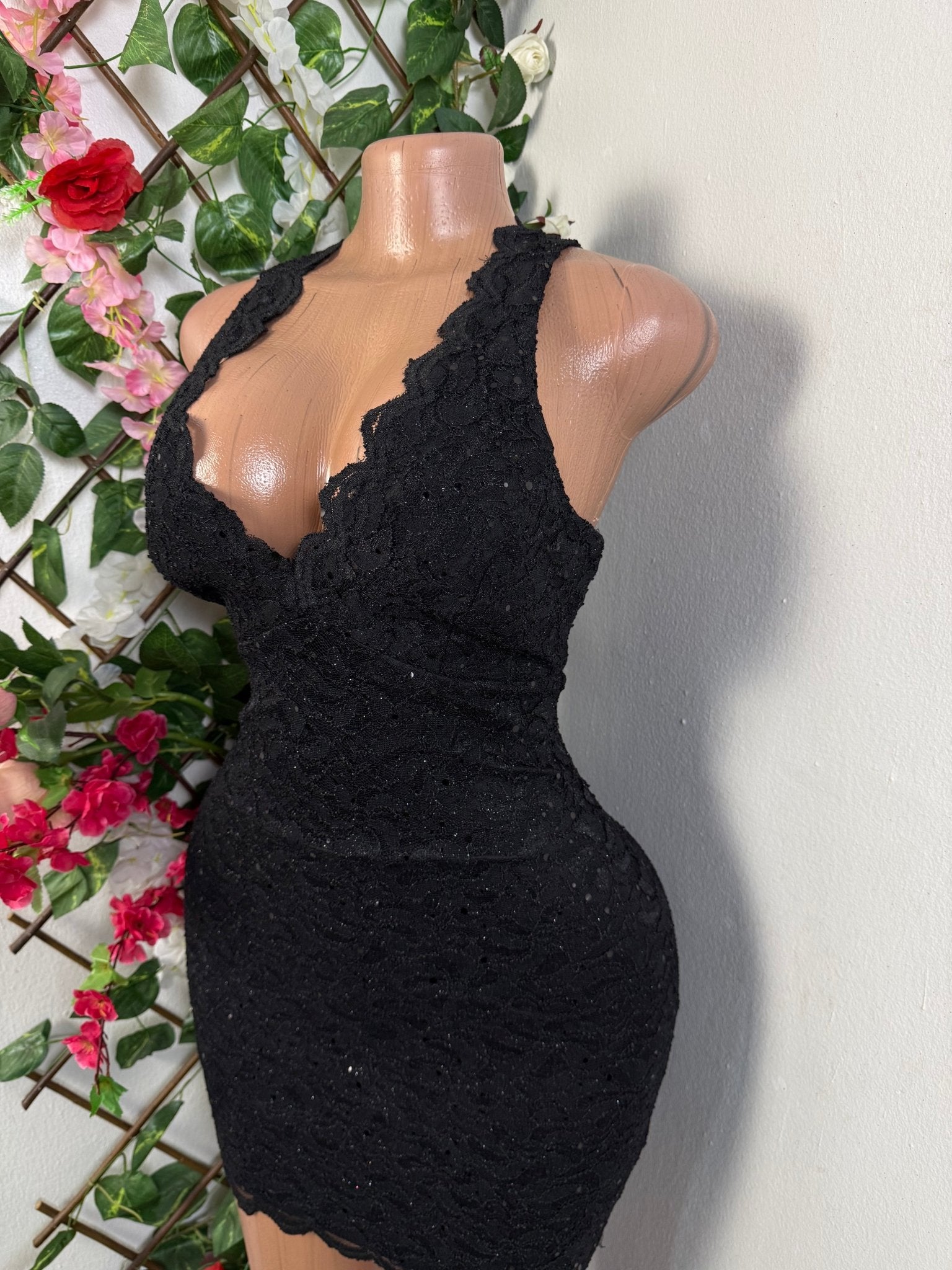 Robe moulante en dentelle sans manche - Perluna Store - kinshasa