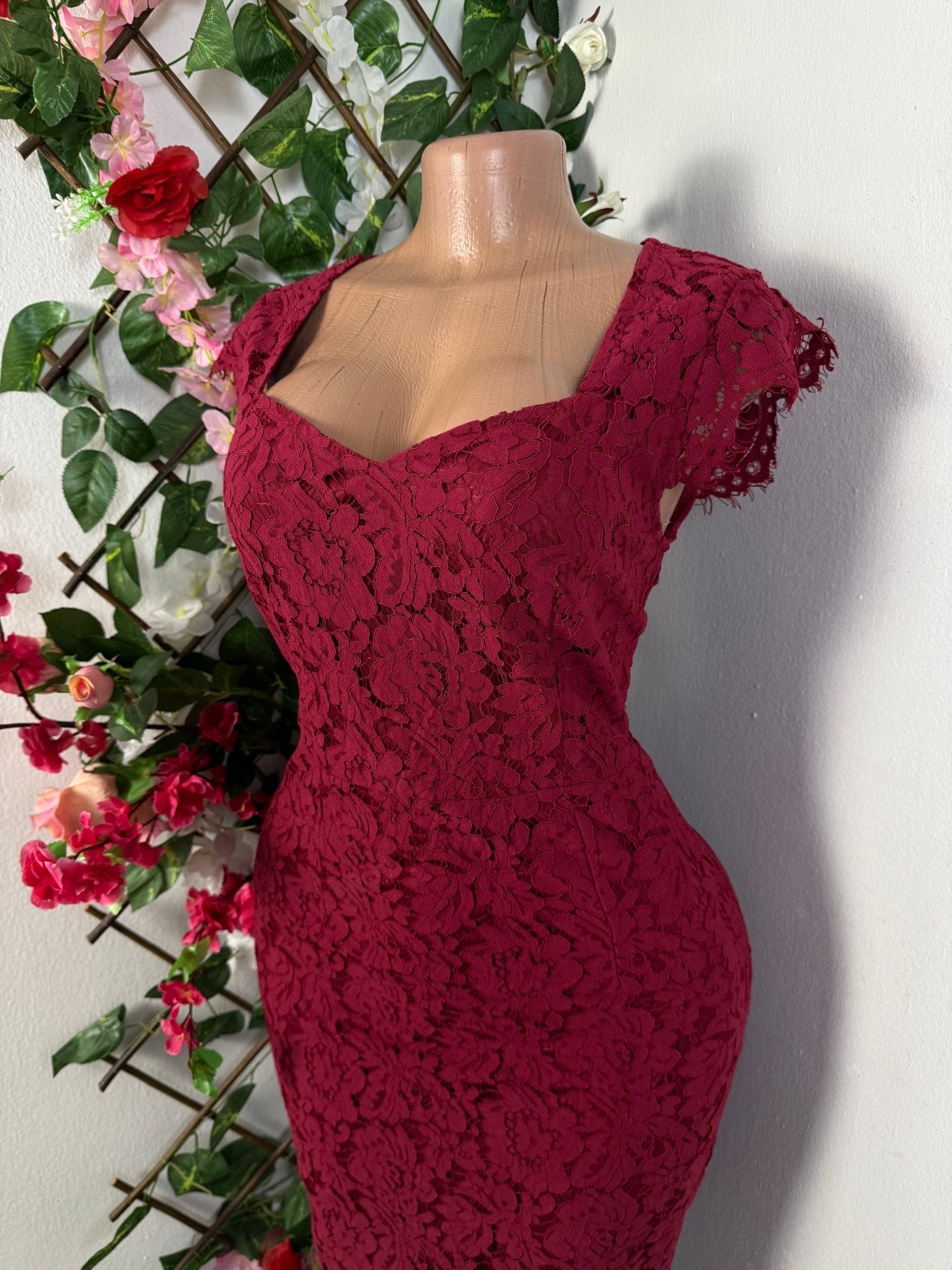 Robe moulante en dentelle sans manche - Perluna Store - kinshasa