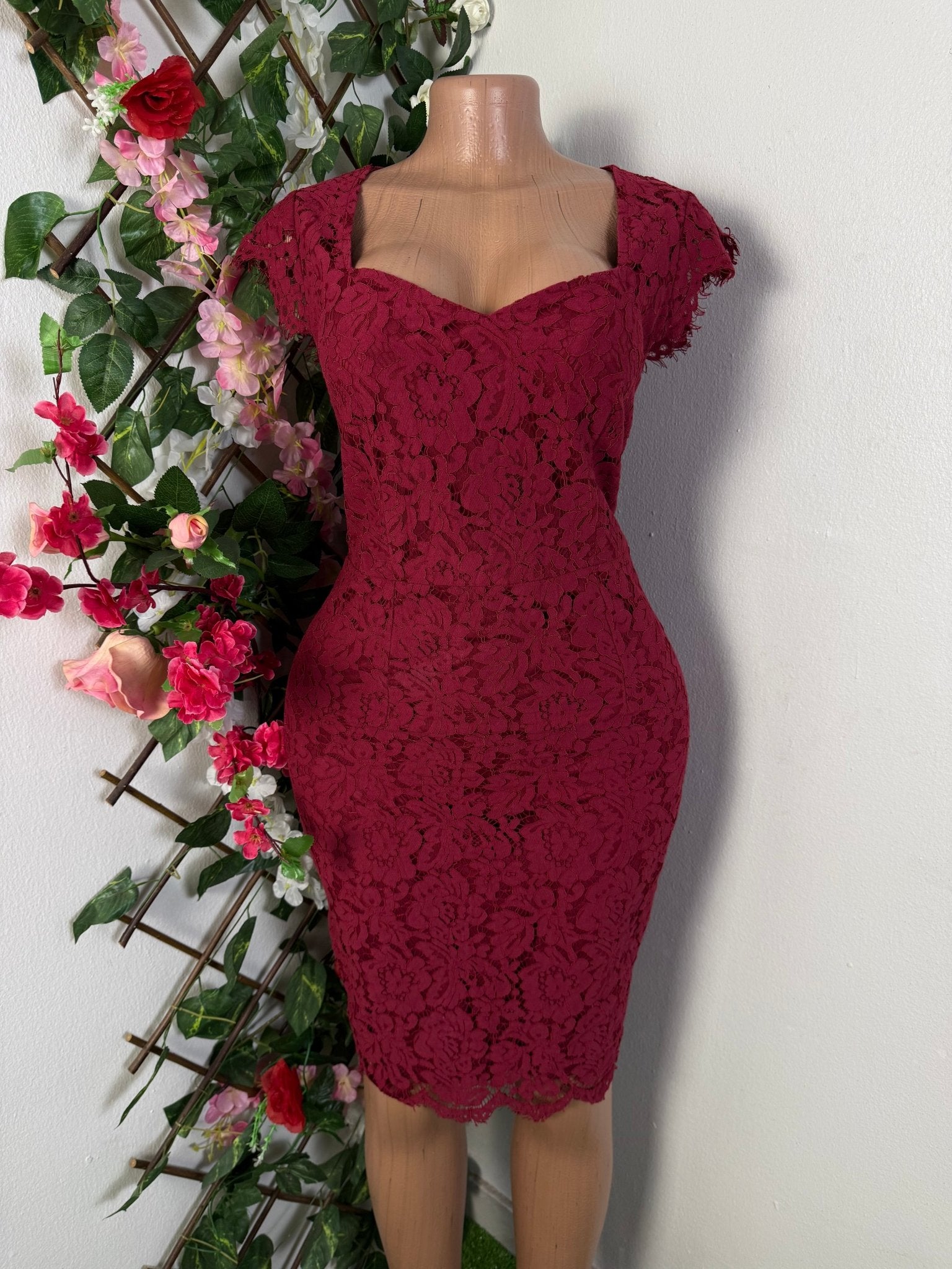 Robe moulante en dentelle sans manche - Perluna Store - kinshasa