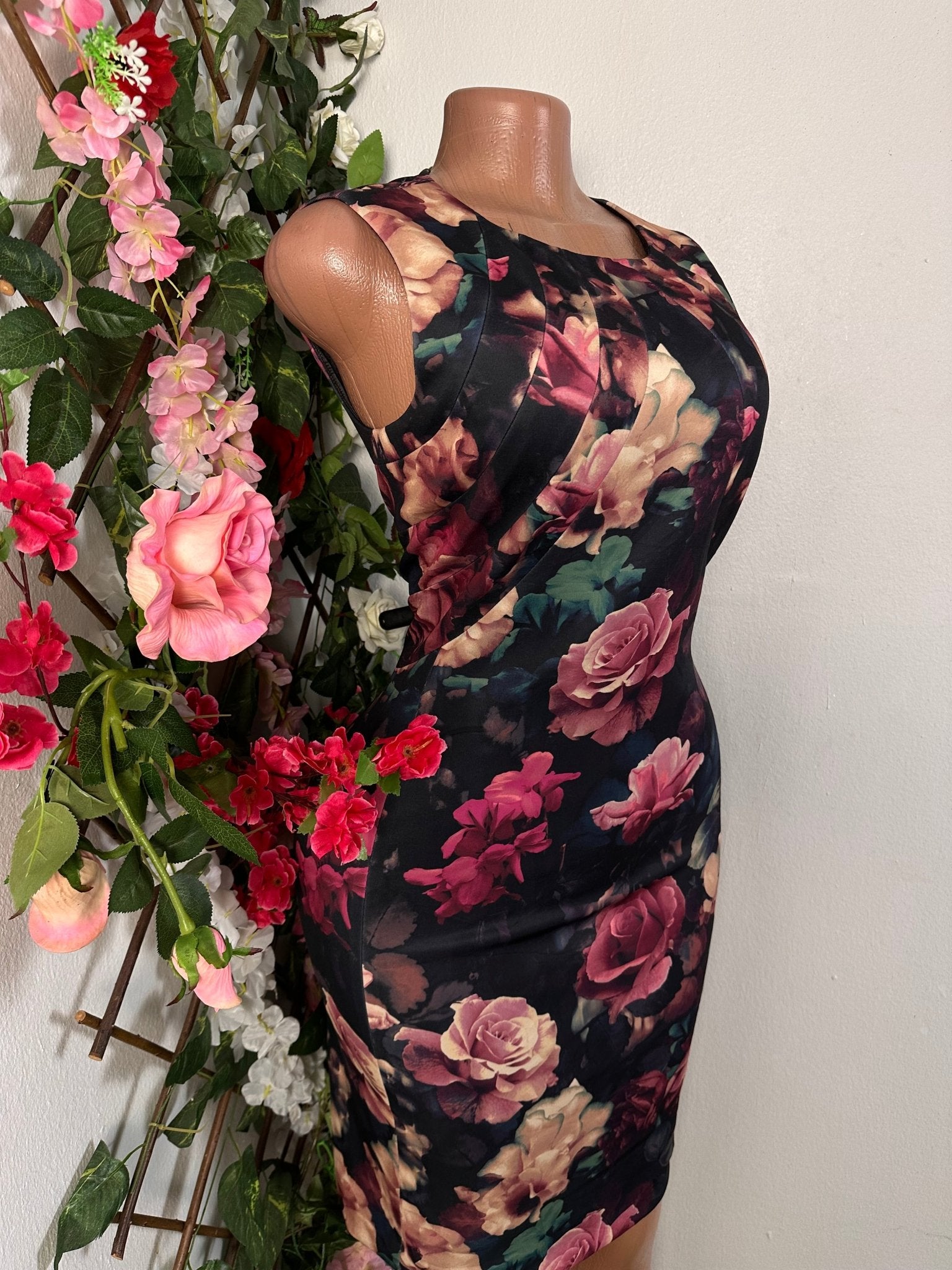 Robe moulante fleurie sans manches à colle rond - Perluna Store - kinshasa