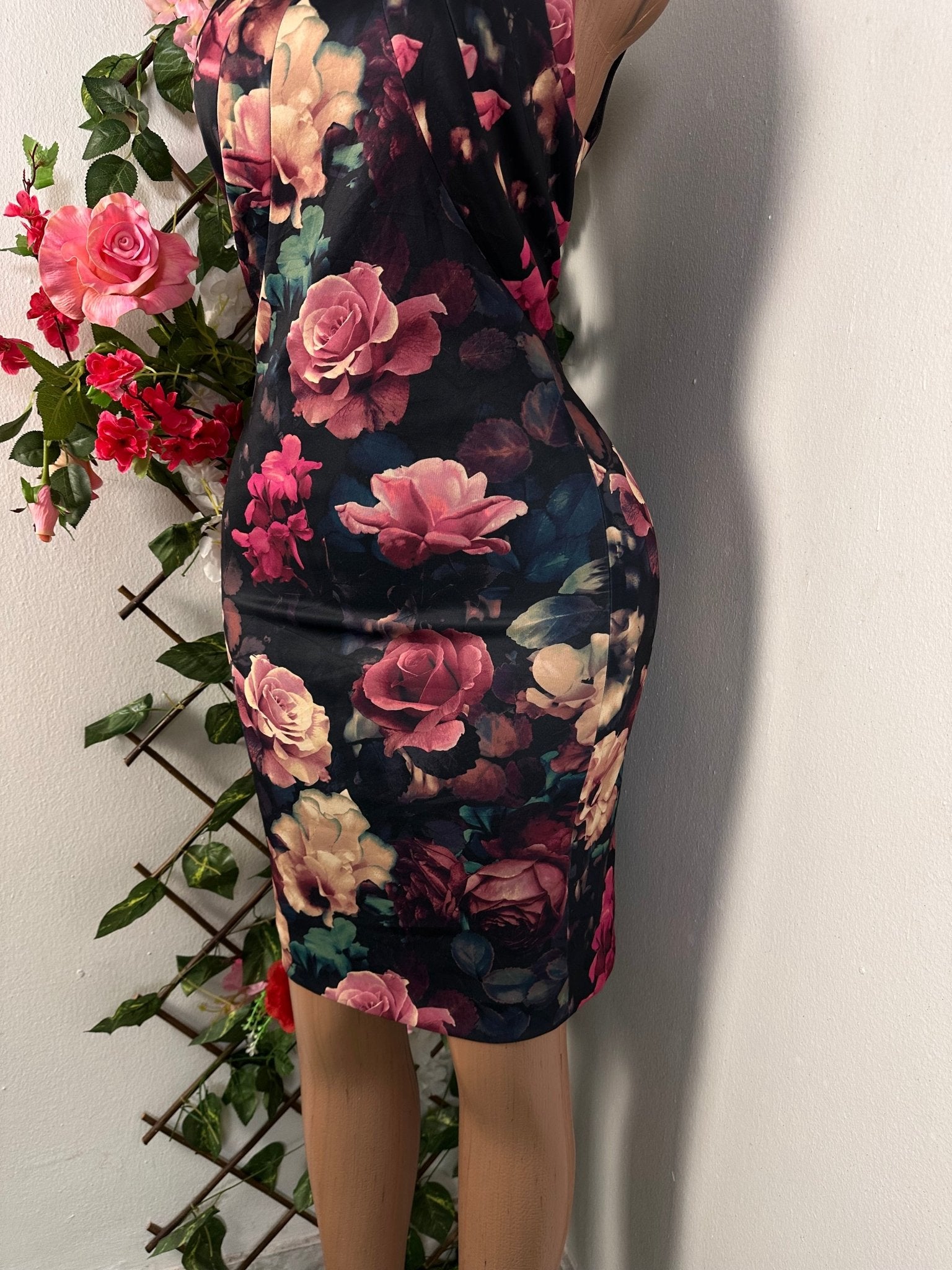 Robe moulante fleurie sans manches à colle rond - Perluna Store - kinshasa