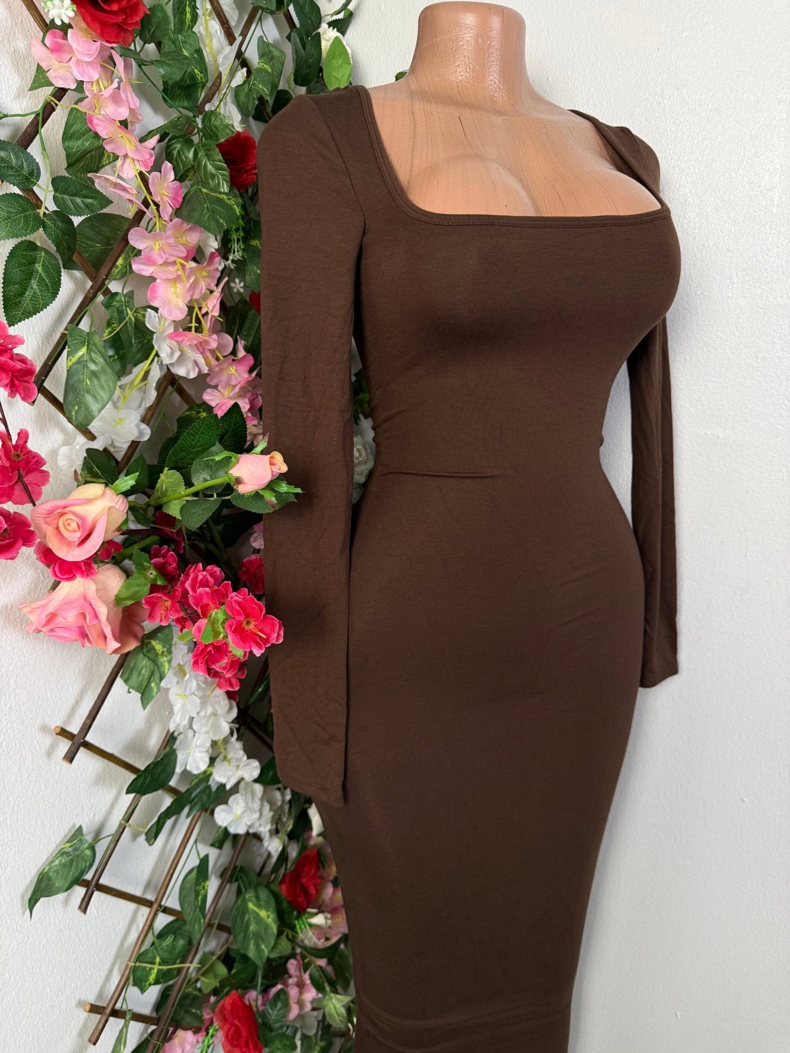 Robe moulante longue colle carrée - Perluna Store - kinshasa