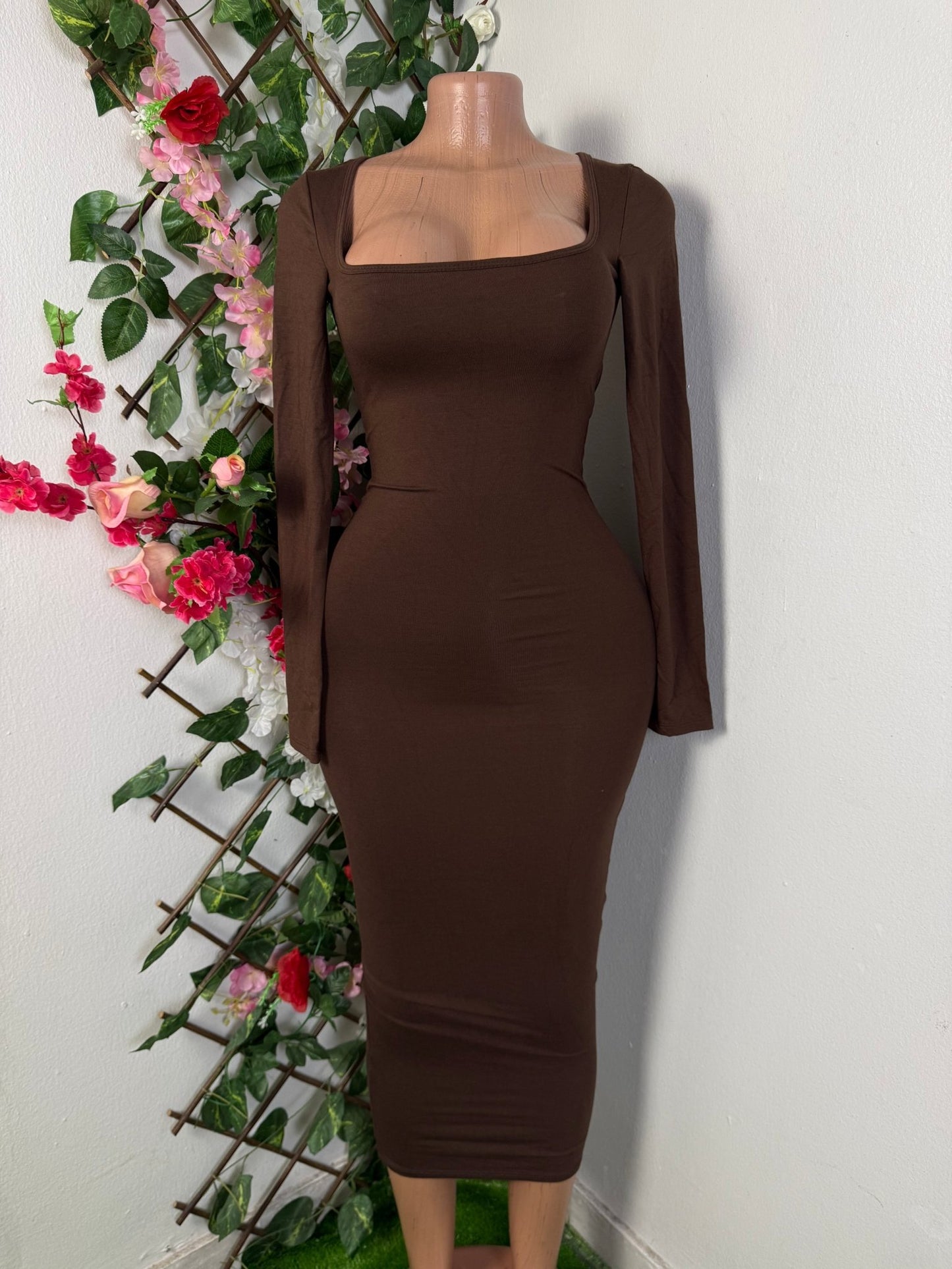 Robe moulante longue colle carrée - Perluna Store - kinshasa
