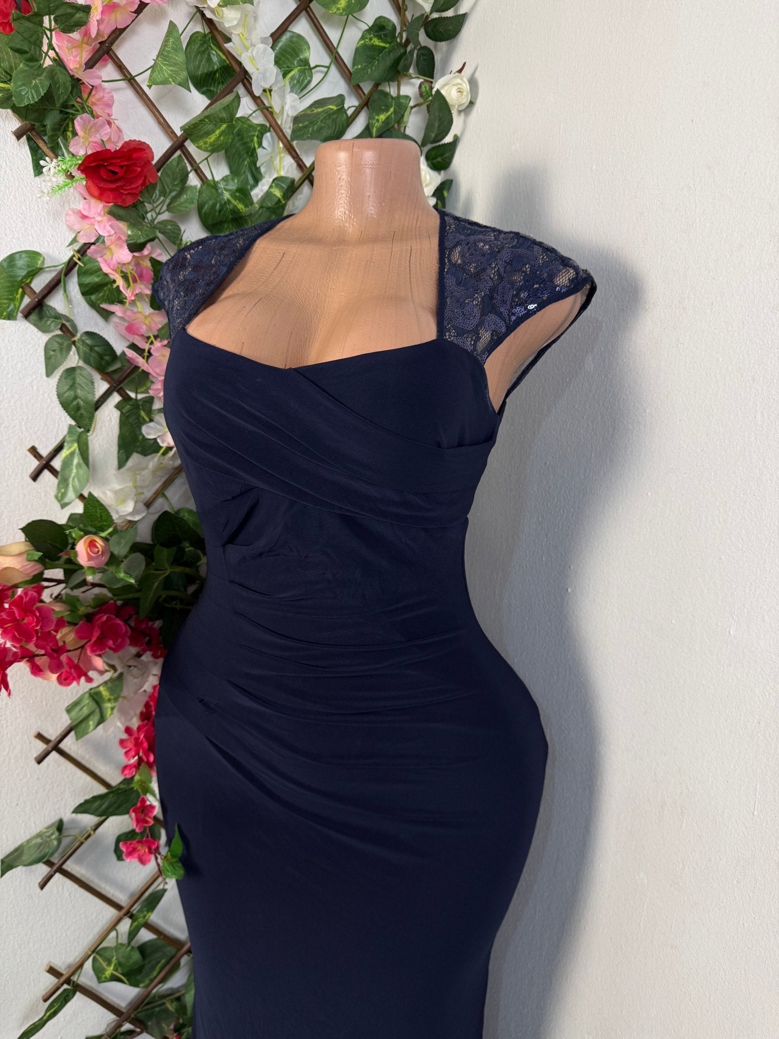 Robe moulante longue colle carré - Perluna Store - kinshasa