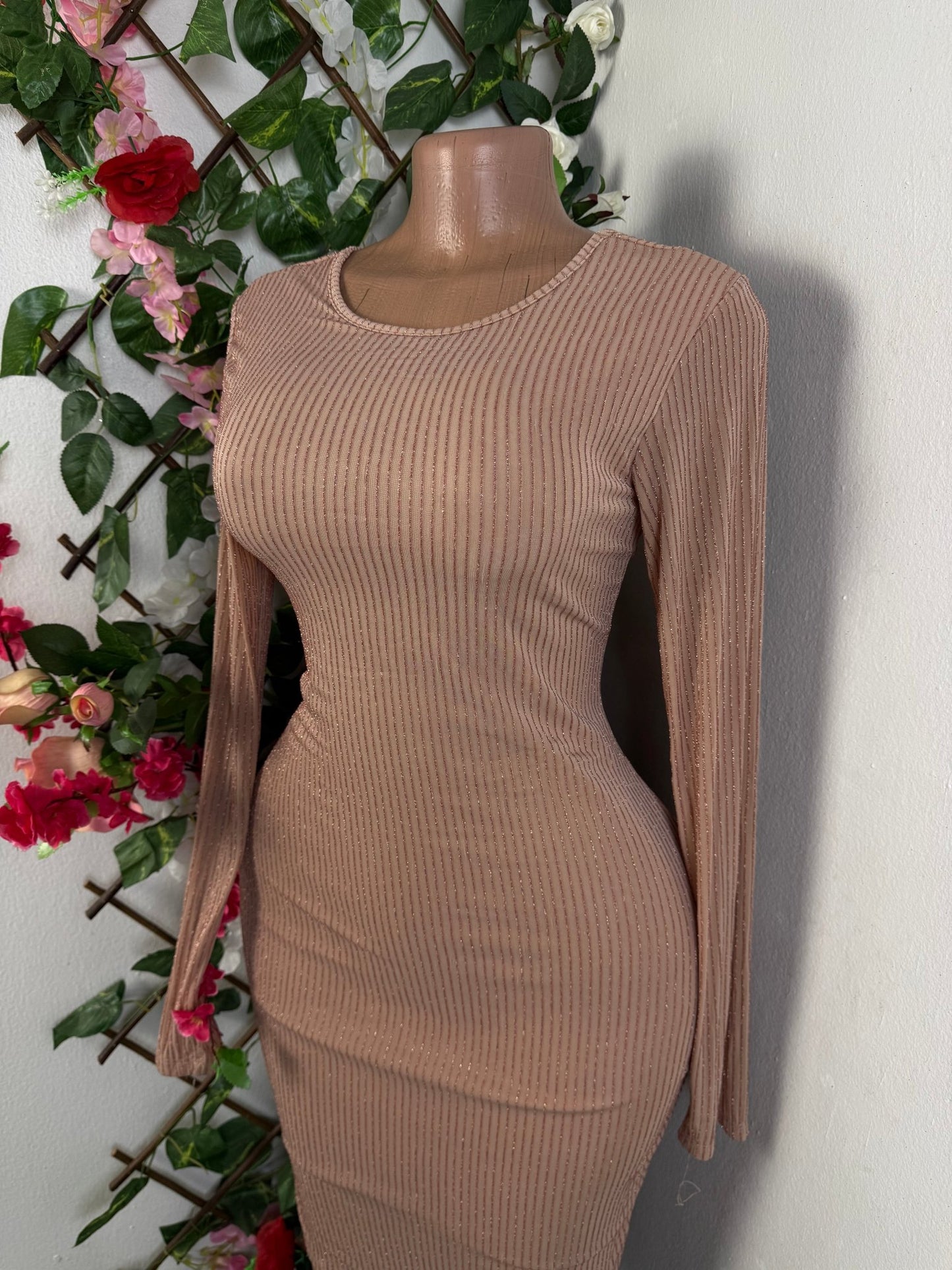 Robe moulante manche longue dos en V - Perluna Store - kinshasa