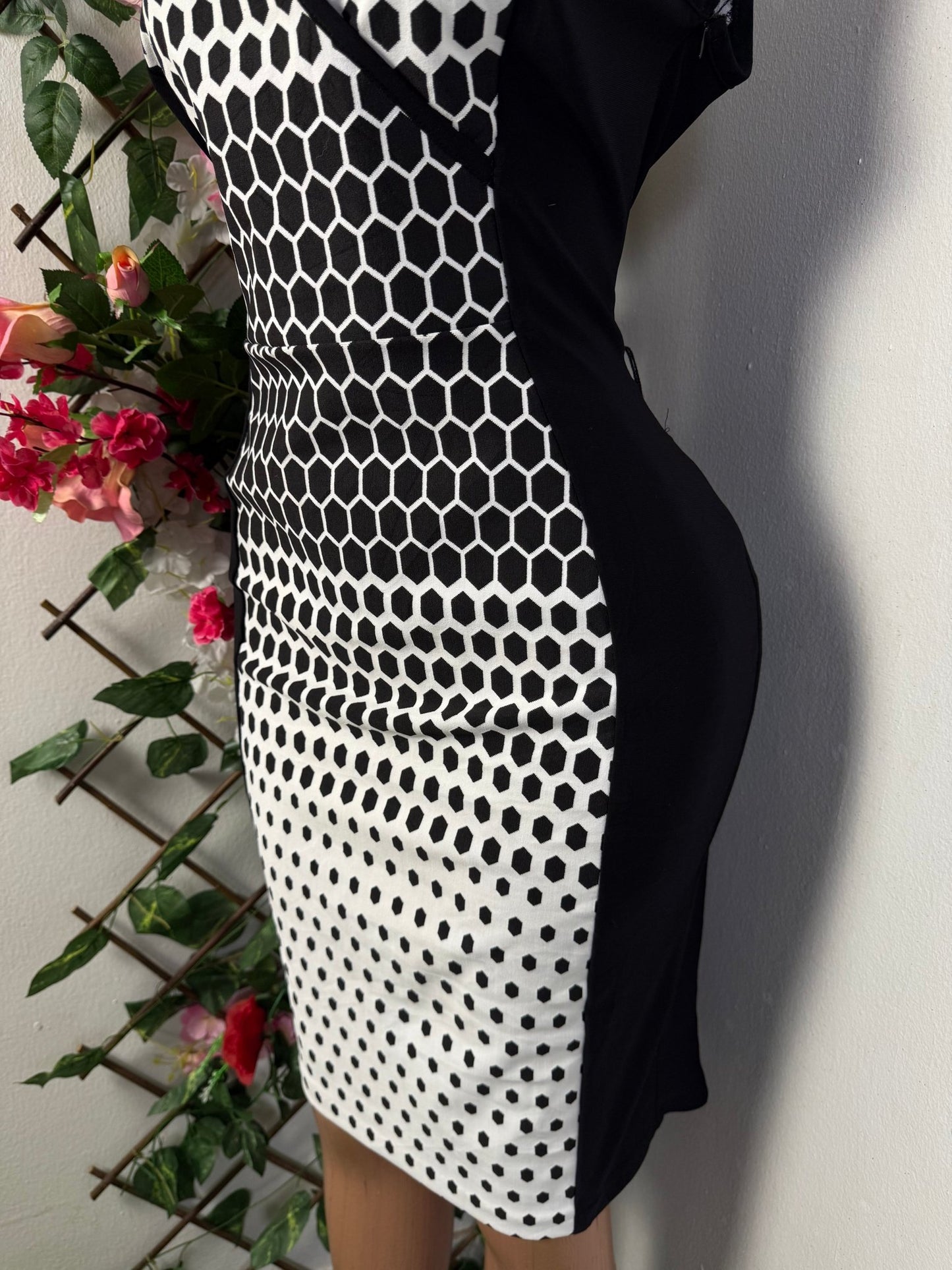 Robe moulante mi longue a point noire - Perluna Store - kinshasa