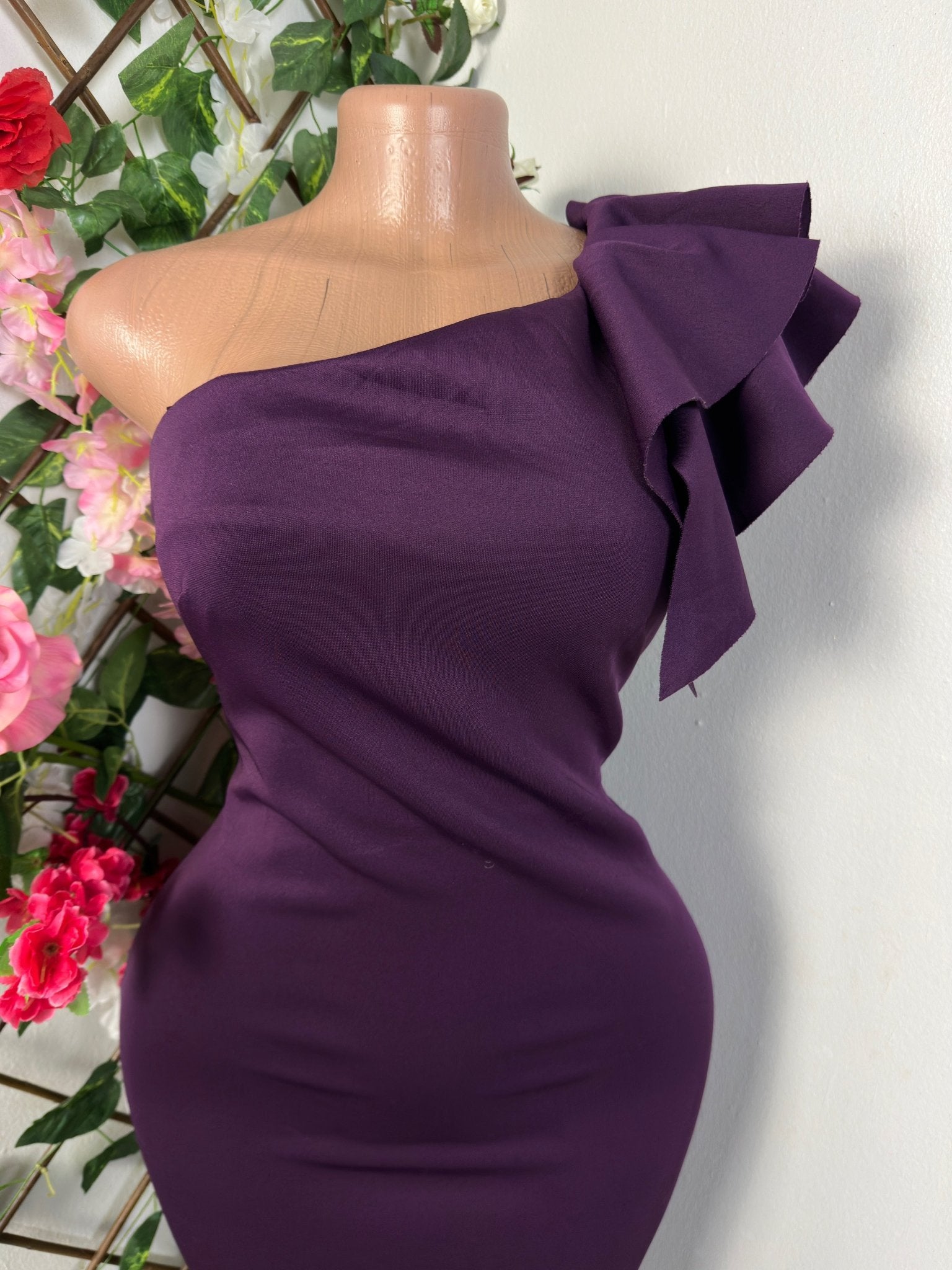 Robe moulante mi longue à une épaule sans manche - Perluna Store - kinshasa