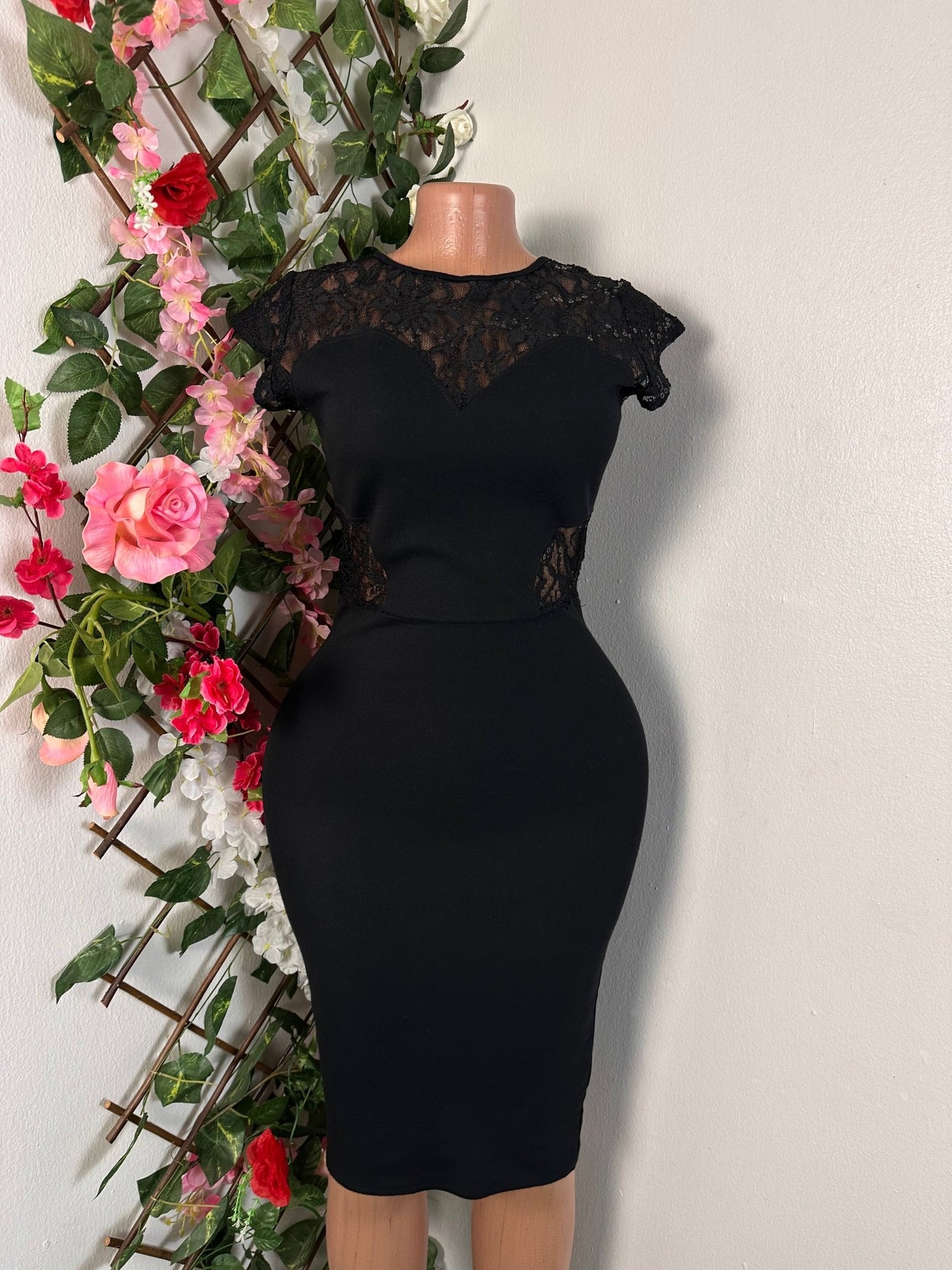 Robe moulante mi longue décollecté et dos en dentelle voilé - Perluna Store - kinshasa