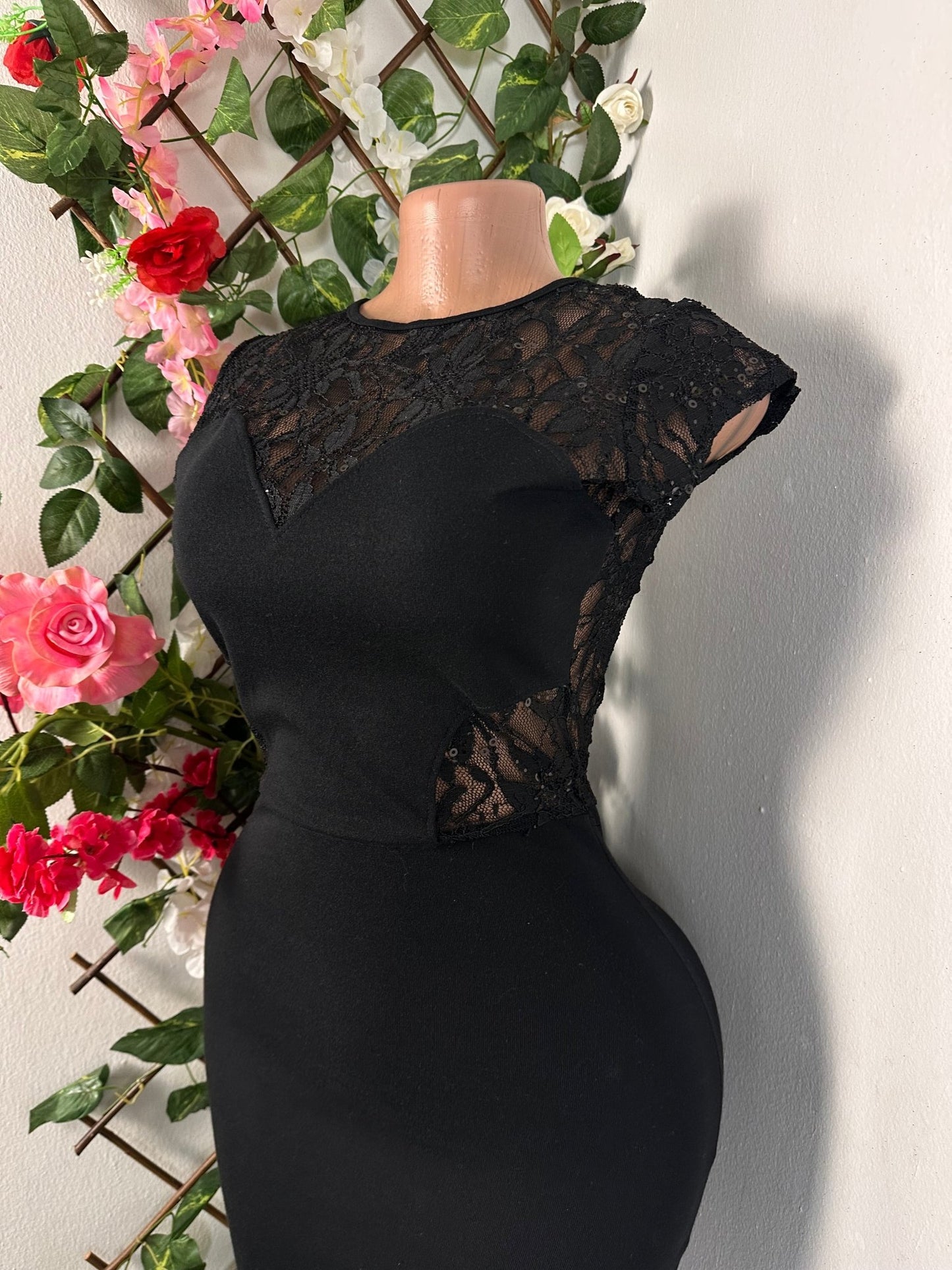 Robe moulante mi longue décollecté et dos en dentelle voilé - Perluna Store - kinshasa